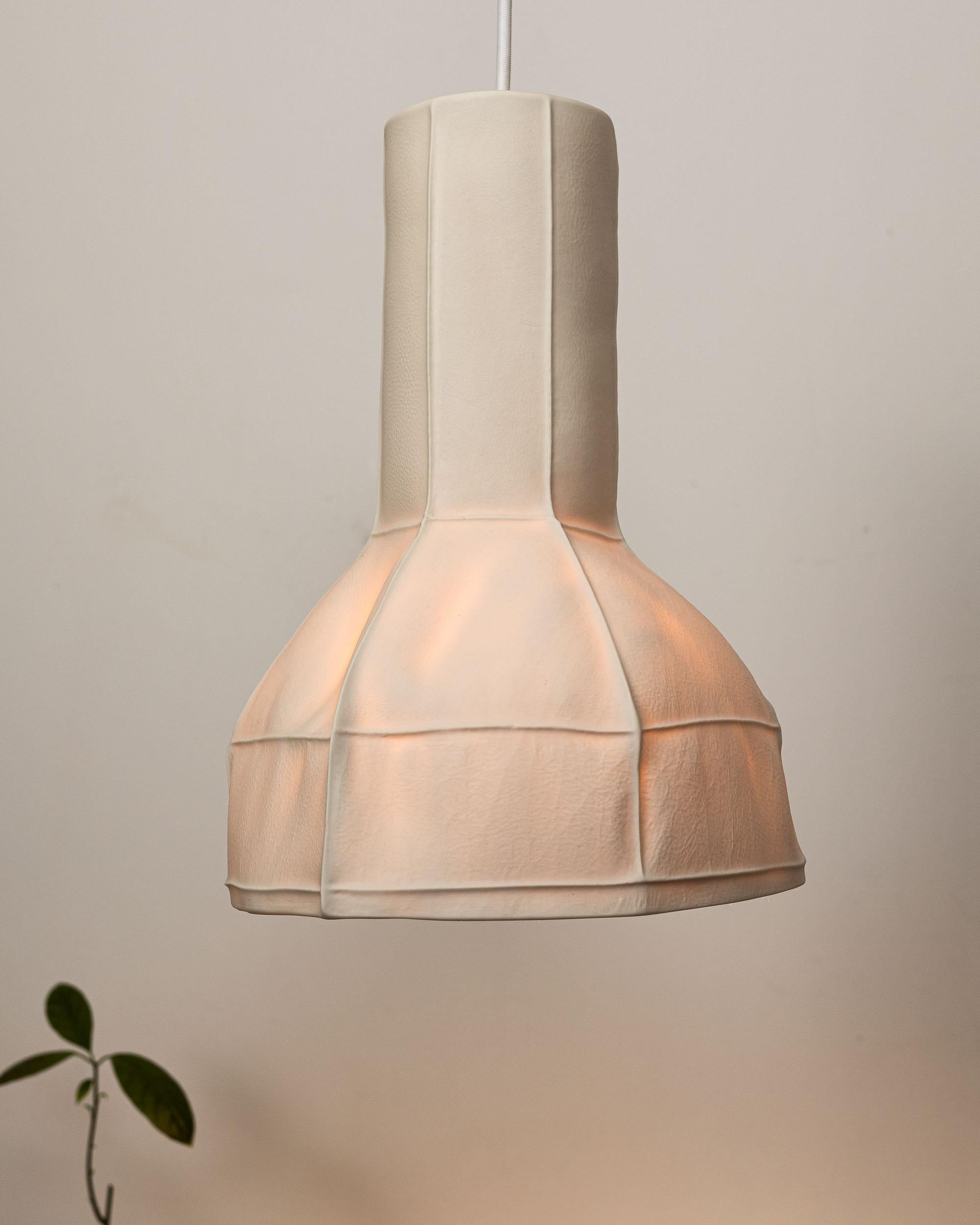 Kawa Serie Licht 05, Weiße organische moderne Porzellan-Pendelleuchte aus der Kawa-Serie, Lederguss (Handgefertigt) im Angebot