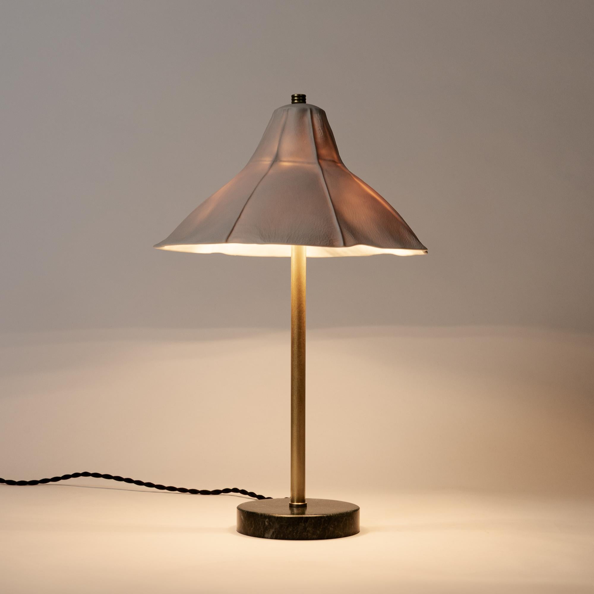 Moderno Lampada da tavolo Kawa serie 03, porcellana bianca a struttura organica, base in marmo verde in vendita