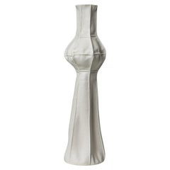Kawa Vase 07 SAMPLE, vaso da fiori alto in ceramica organica bianca, porcellana