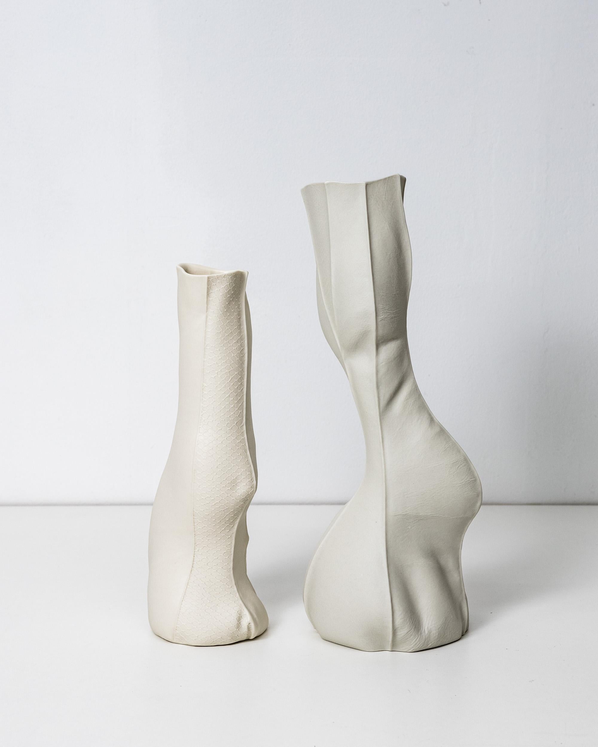 Kawa Vase 19 & 20, Paar weiße organische Keramikvasen, Porzellan, skulptural im Angebot 3