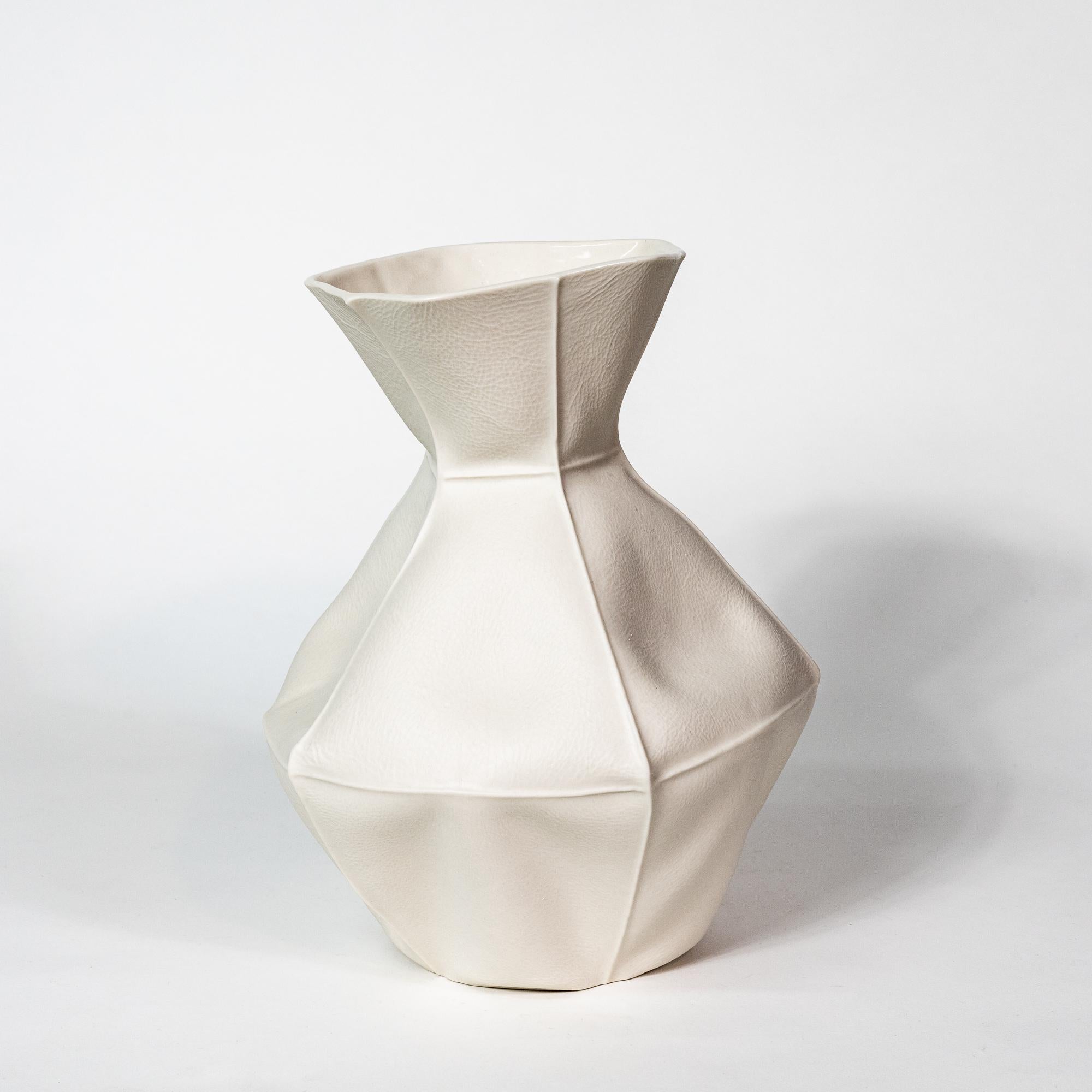 Kawa Vase 22, große weiße Vase aus organischem Porzellan, taktiles Keramikgefäß (Moderne) im Angebot
