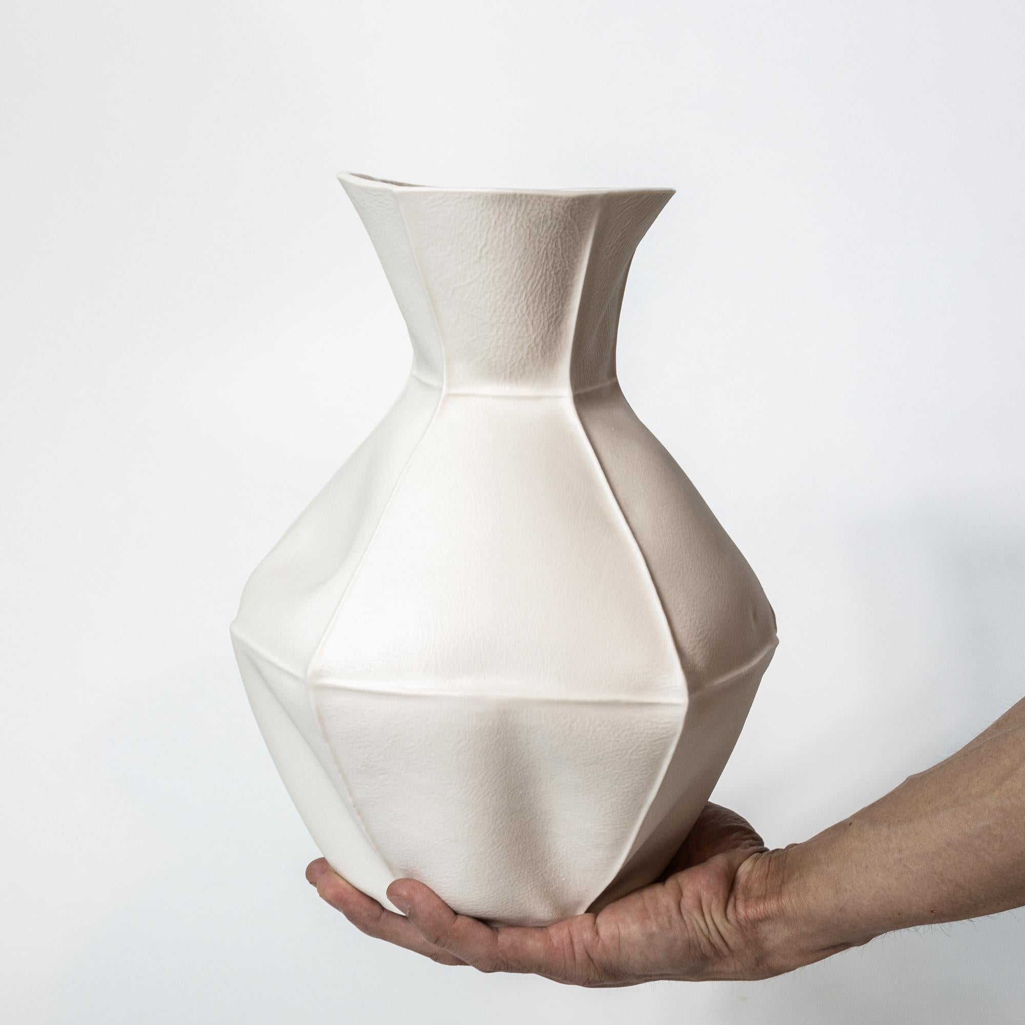 Kawa Vase 22, große weiße Vase aus organischem Porzellan, taktiles Keramikgefäß (amerikanisch) im Angebot