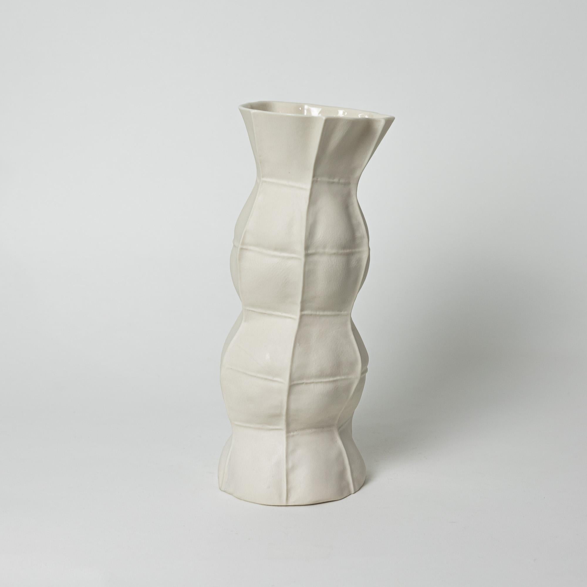 Moderne Kawa Vase ZIGZAG, ÉCHANTILLON, vase à fleurs en céramique organique blanche, porcelaine