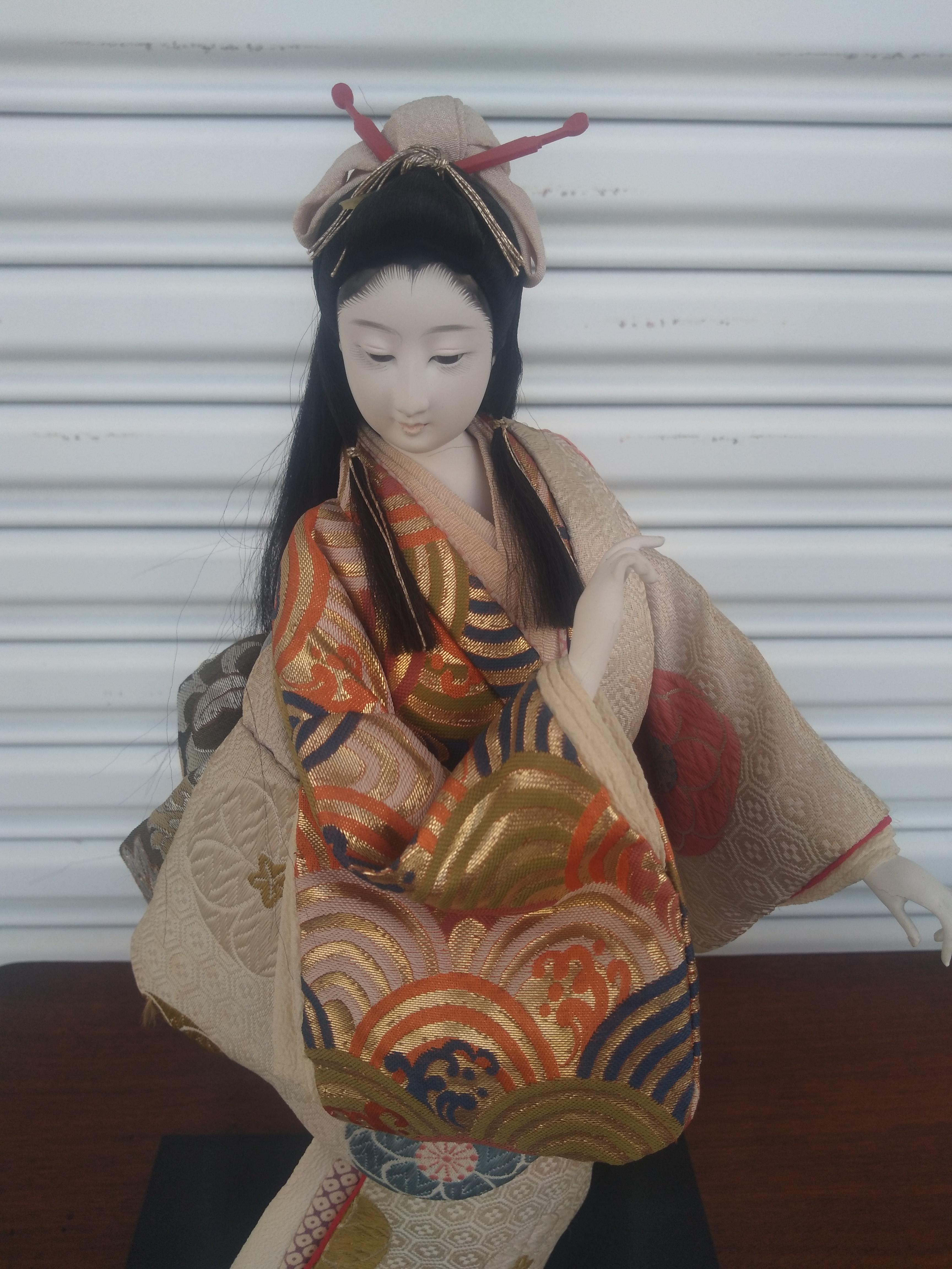 Kawaii Kyoto Geisha Doll in Lucite Display Box In Good Condition For Sale In Pasadena, TX