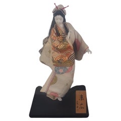 Poupée Geisha Kawaii Kyoto dans une boîte de présentation en Lucite