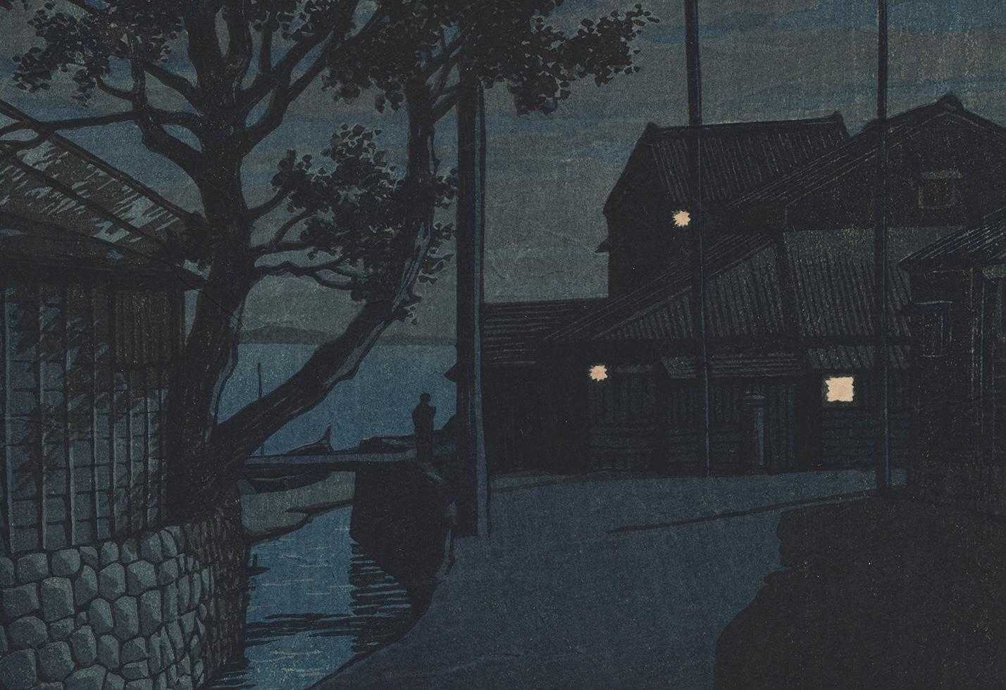 Trois lumières jaunes douces brillent aux fenêtres, balises des maisons au bout de notre chemin, au milieu à droite. À gauche, un canal se jette dans la mer et des nuages texturés flottent dans un ciel de début de soirée. Hasui a su capturer