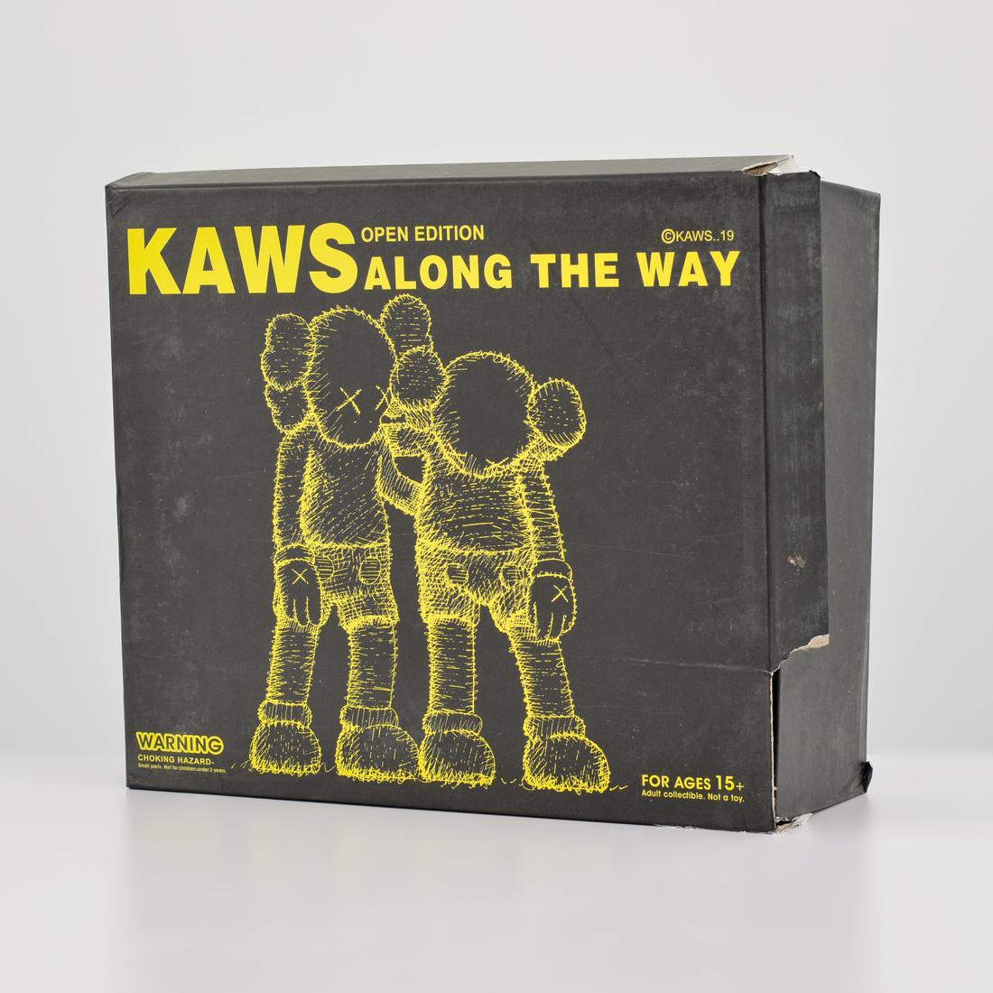 Artista/Designer: KAWS aka Brian Donnelly
Marcatura(i); note: marcatura(i); 2019
Materiali: Sconosciuto; vinile fuso verniciato
Dimensioni: Scatola da 13″h, 14,75″l, 6″p.
Informazioni aggiuntive: Include la scatola e l'imballaggio originale.

