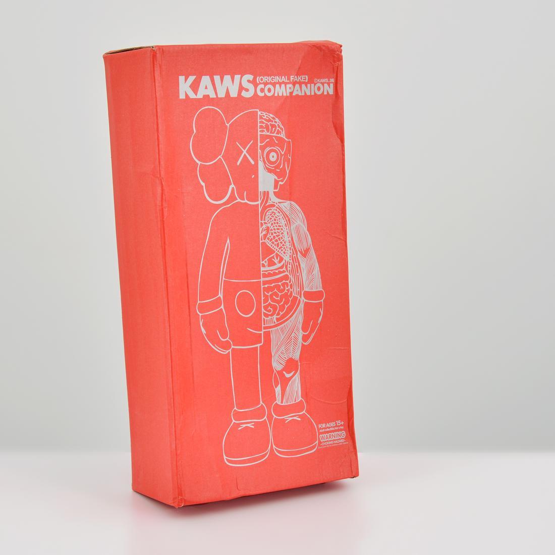Artistics/Designer : KAWS aka Brian Donnelly
Marquage(s) ; notes : marquage(s) ; 2006
MATERIAL : vinyle moulé peint
Dimensions : 16″h, 7″w, 4″d boîte
Informations complémentaires : Comprend la boîte et l'emballage d'origine.

