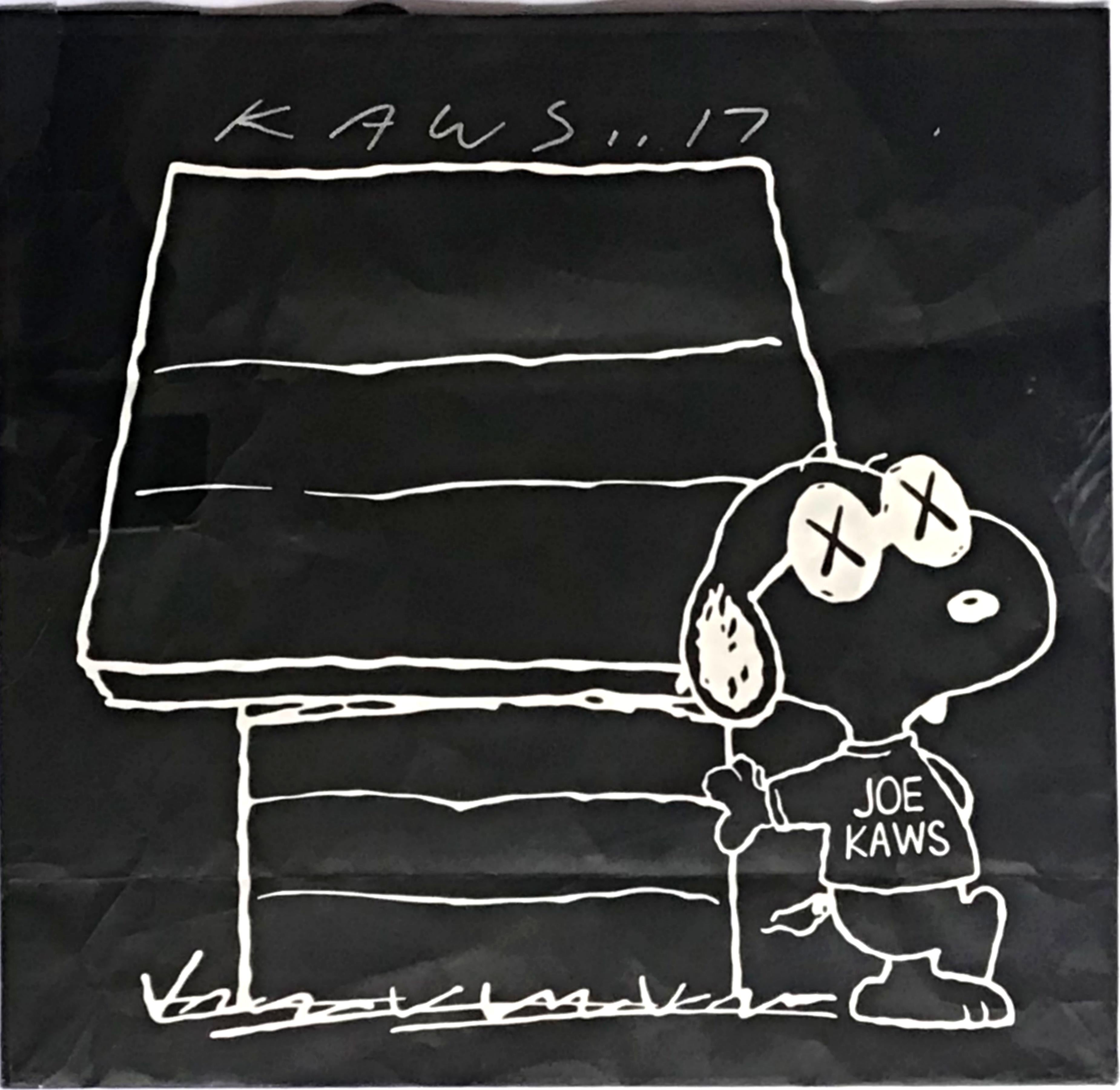 KAWS
Künstlerisch gestaltete Einkaufstasche (Handsigniert von KAWS), 2017
Offsetlithografie auf Einkaufstasche. 
Handsigniert und datiert von KAWS auf der Vorderseite
15 1/4 × 15 1/4 Zoll
Ungerahmt
Limitierte und handsignierte KAWS-Einkaufstasche