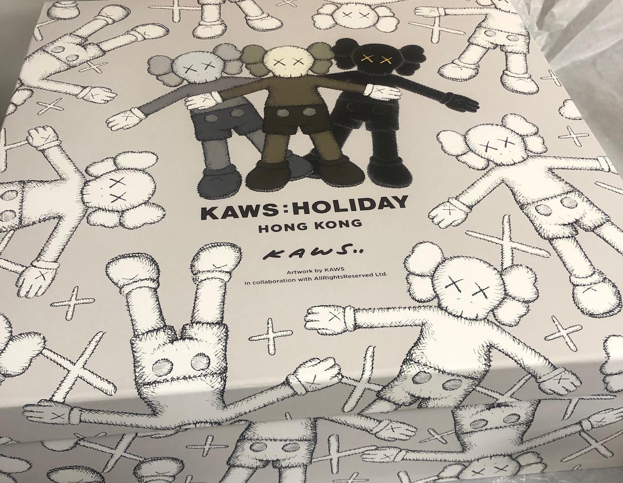 KAWS Gefährte Plüsch
Auflage von 2000
Jeder gestickte KAWS auf der Unterseite
mit Original-Etiketten, Produktkarte und Schachtel

Jede Gesamt  18,88 x 6,75 x 4,75 Zoll

