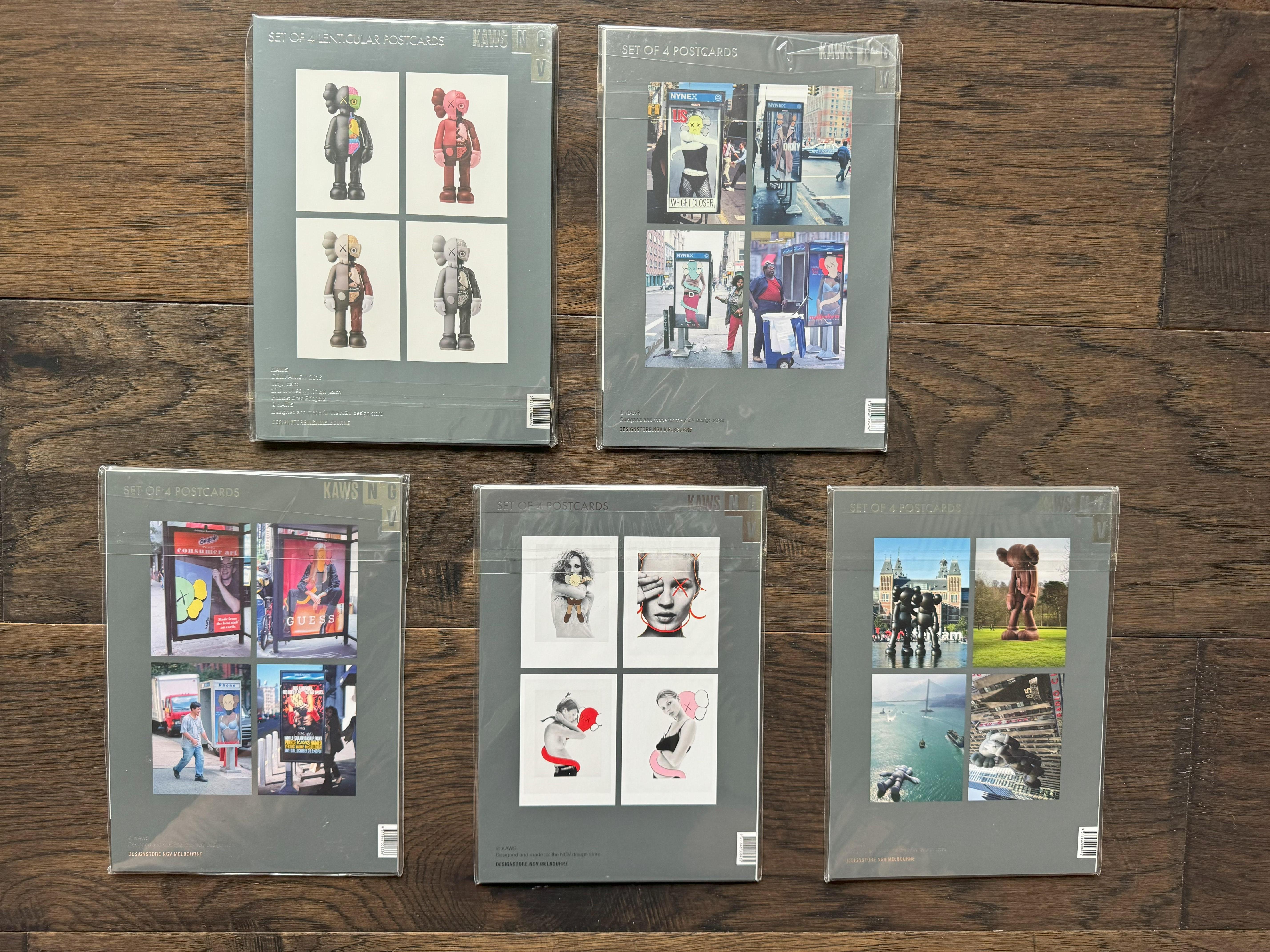 Vollständiger Satz von 20 KAWS NGV-Postkarten, Kate Moss, Lentikularkompositionen, versiegelt im Angebot 1
