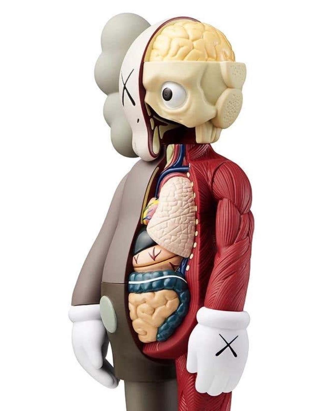 Compagnon écorché brun de KAWS 2016. Neuf et scellé dans son emballage d'origine. Publié par Medicom Japan à l'occasion de l'exposition KAWS : Where The End Starts au musée d'art moderne de Fort Worth. Cette figurine a été vendue depuis. 

Support :