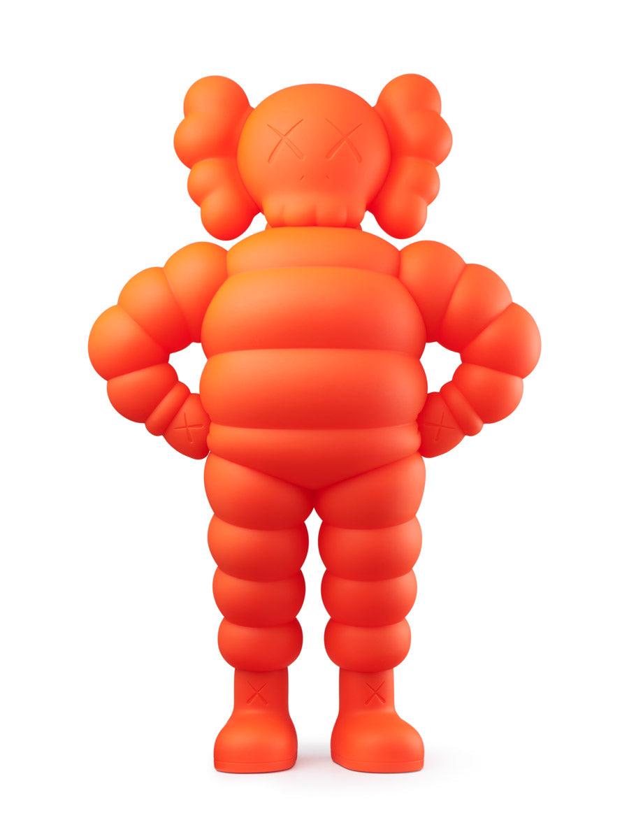 KAWS CHUM Companion 2022 (orange) :
Publié par KAWS pour commémorer le 20e anniversaire de son célèbre personnage KAWS' Chum ; "Je me souviens très bien avoir emballé et expédié la première édition de CHUM depuis mon appartement de Brooklyn il y a
