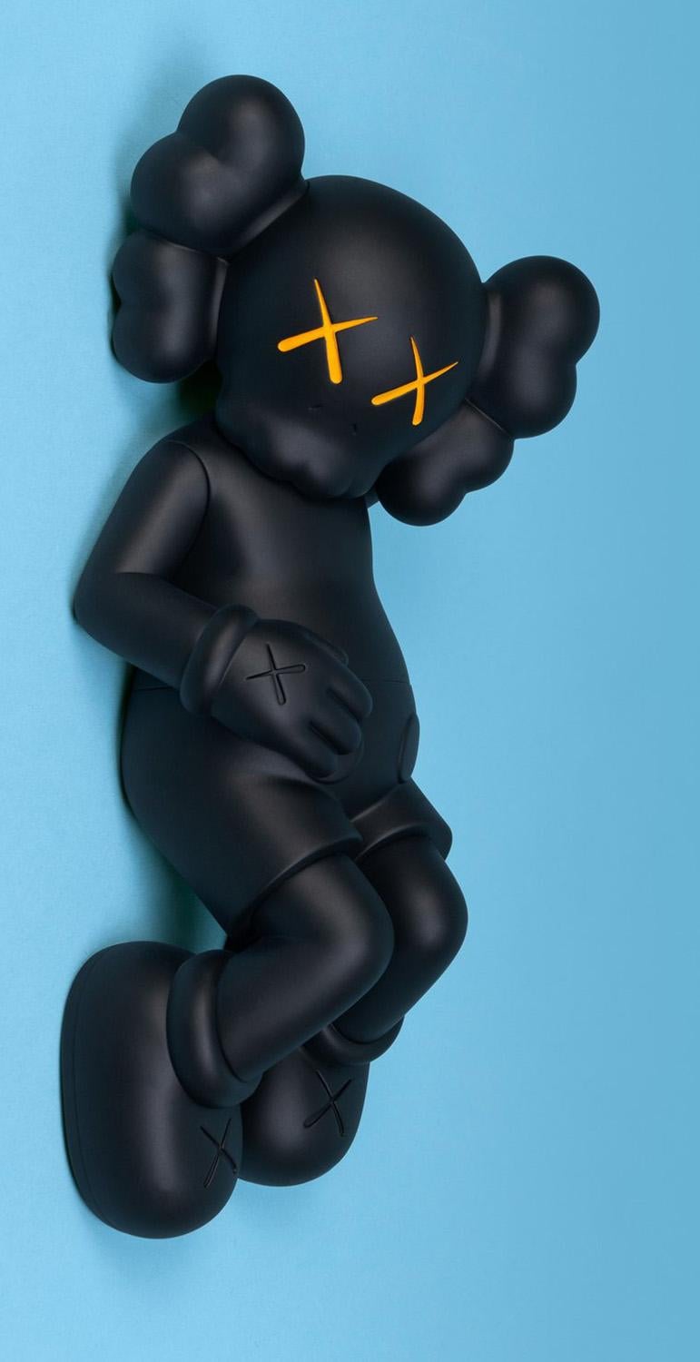 KAWS Compagnie de vacances noire (KAWS Mount Fuji Japon) 
Cette figurine épuisée présente le caractère caractéristique de KAWS COMPANION en position de repos. Cette figurine a été publiée par Toutes les droits d'auteur pour commémorer les débuts de