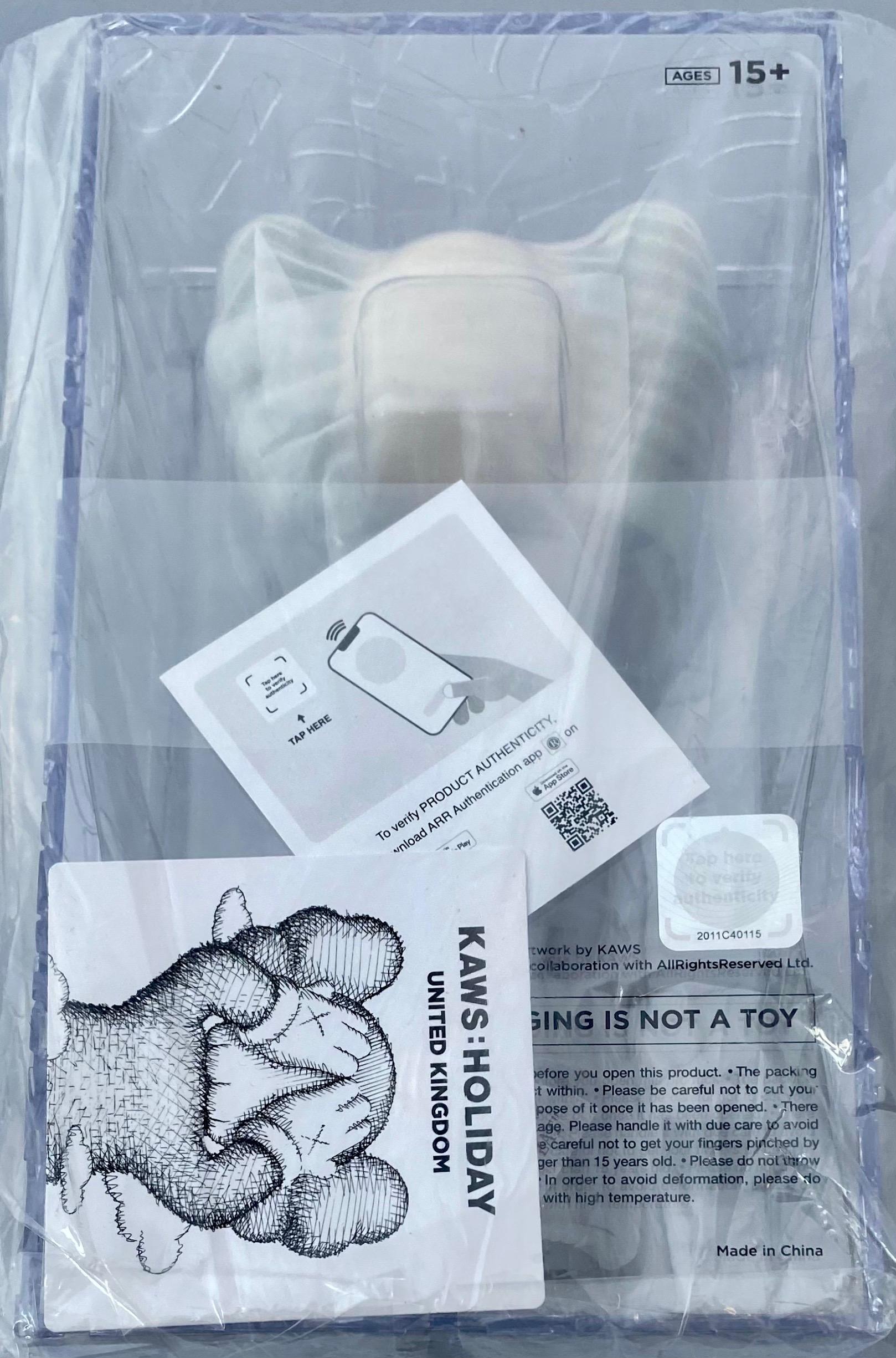 KAWS HOLIDAY UK set di 3 opere (KAWS Italia) in vendita 9