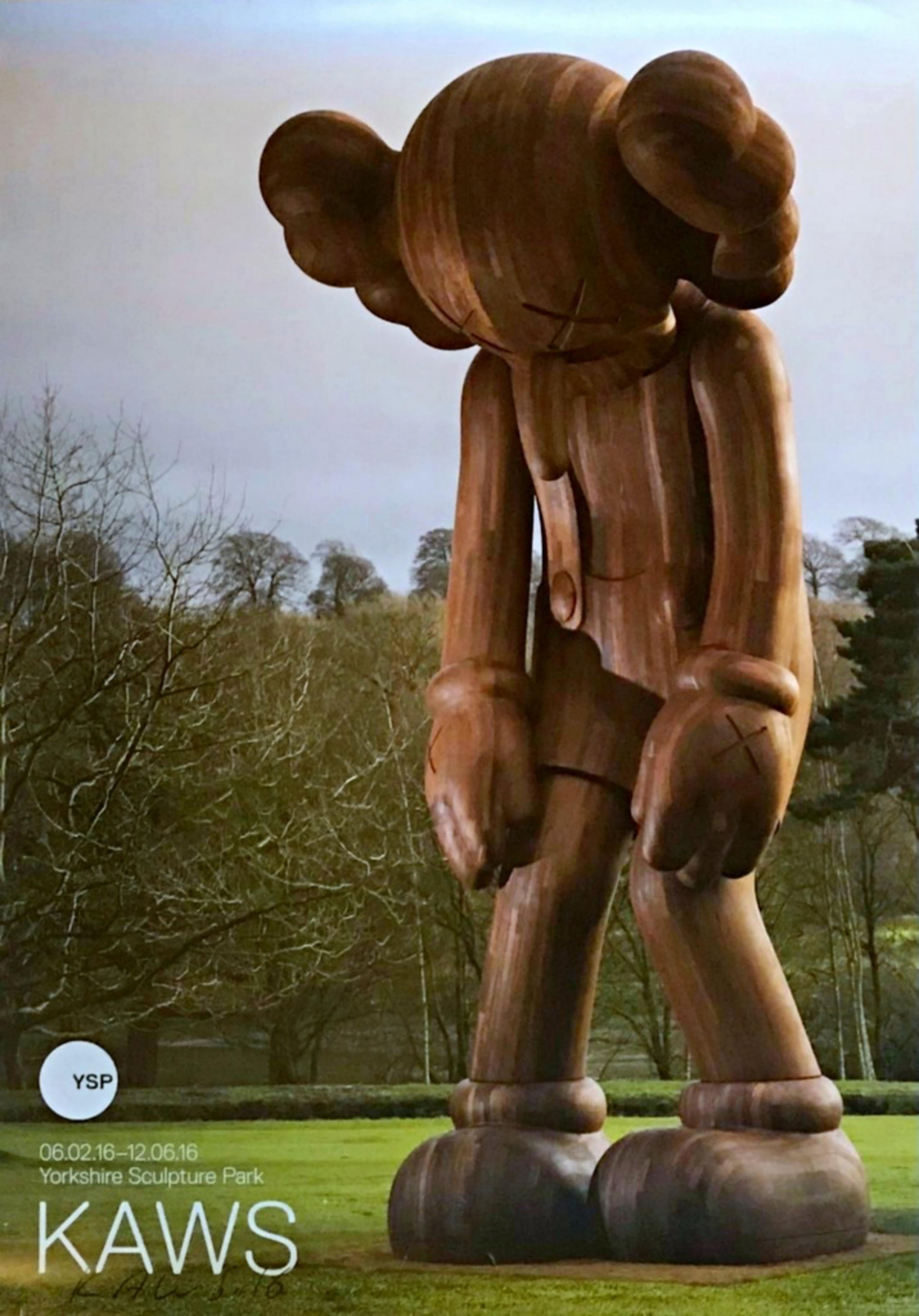 KAWS
KAWS im Yorkshire Sculpture Park (handsigniert), 2016
Offsetlithografie-Poster, einmalig signiert und datiert von KAWS
33 × 24 Zoll
Signiert und datiert auf der unteren Vorderseite
Ungerahmt
Handsigniert von KAWS im Yorkshire Sculpture Park in