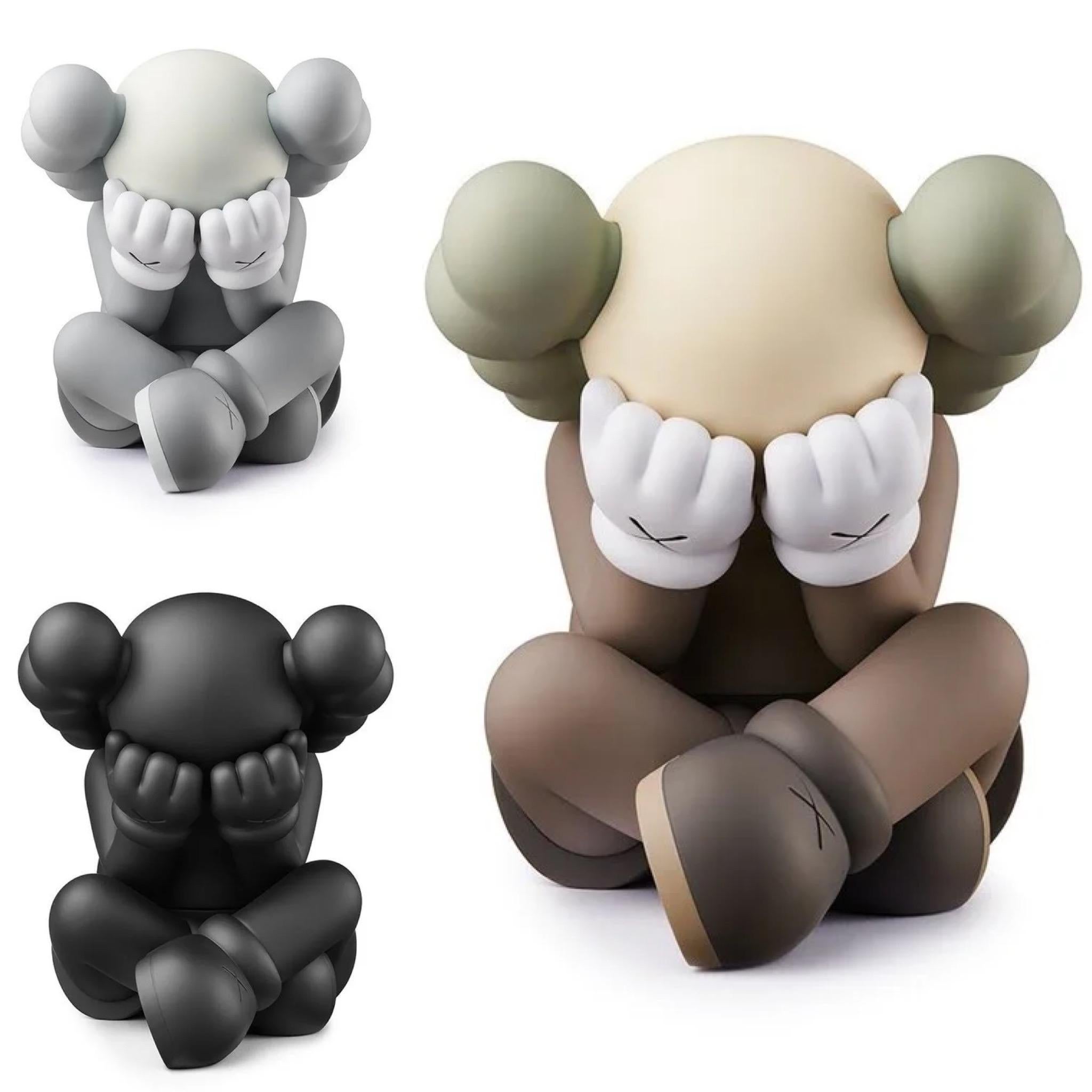 KAWS SEPARATED (Komplettset von 3 Werken): jeweils neu & ungeöffnet in Originalverpackung:
Dieses hochgradig sammelwürdige KAWS SEPARATED-Set ist von der großformatigen Skulptur des in Brooklyn lebenden Künstlers abgeleitet (die ursprünglich 2019