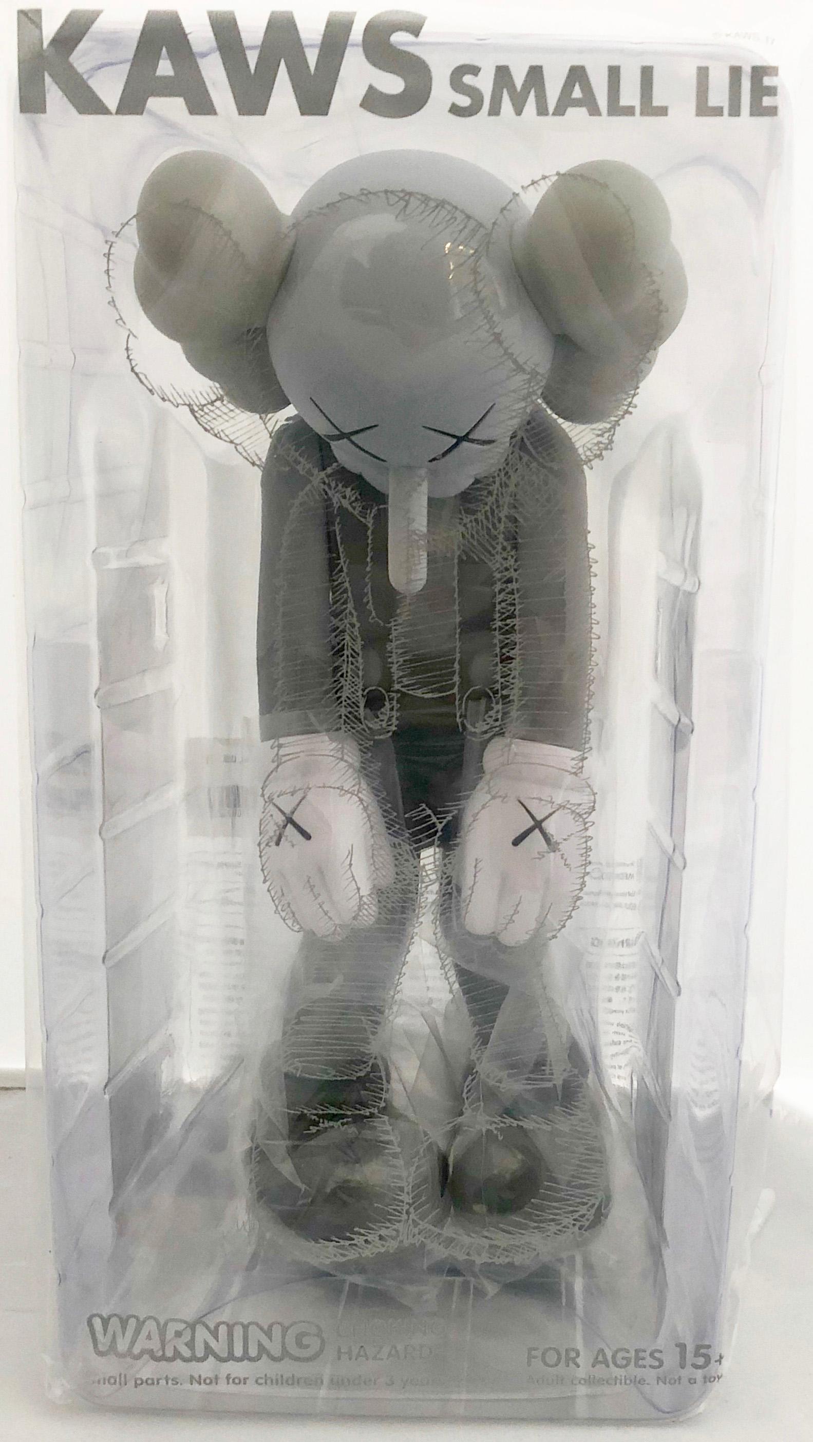 KAWS SMALL LIE ensemble complet de 3 œuvres (KAWS petit compagnon de table) en vente 5