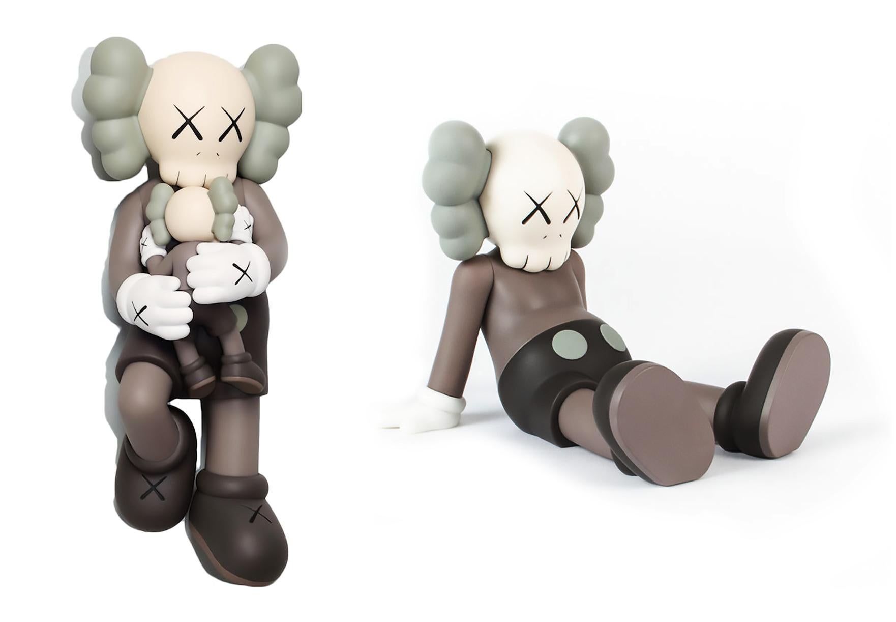 KAWS Vacaciones en Taipei y KAWS Vacaciones en Singapur:
Un set de 2 figuras KAWS Holiday con KAWS Companion en dos posiciones distintas. Cada pieza fue editada por el artista para conmemorar las esculturas festivas a mayor escala de KAWS de las