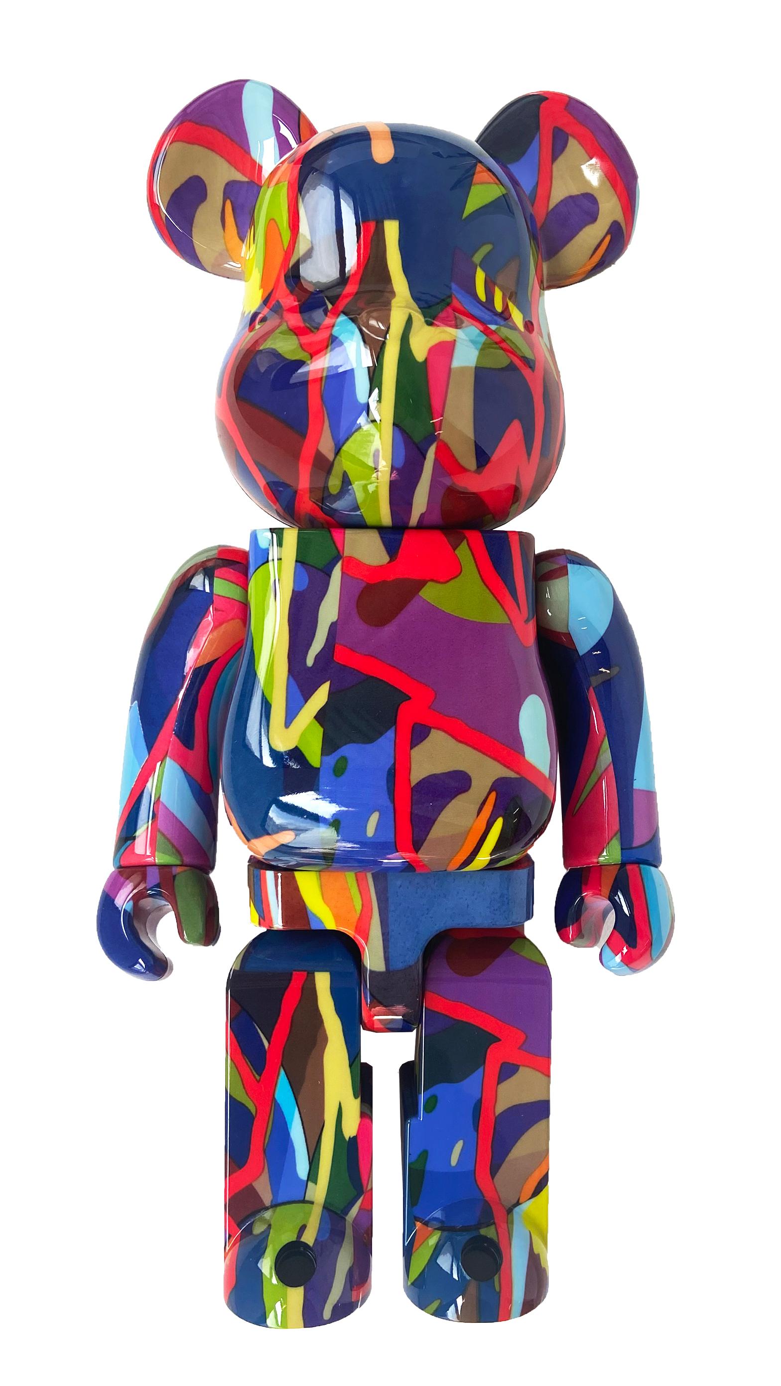 KAWS Tension Bearbrick 400%:
Diese begehrte KAWS Tension Be@rbrick-Figur weist die charakteristischen "X"-Zeichen des Künstlers und die leuchtenden, satten Farben auf, die für seine abstrakteren Werke auf Leinwand stehen. 

Dieses ausverkaufte Werk