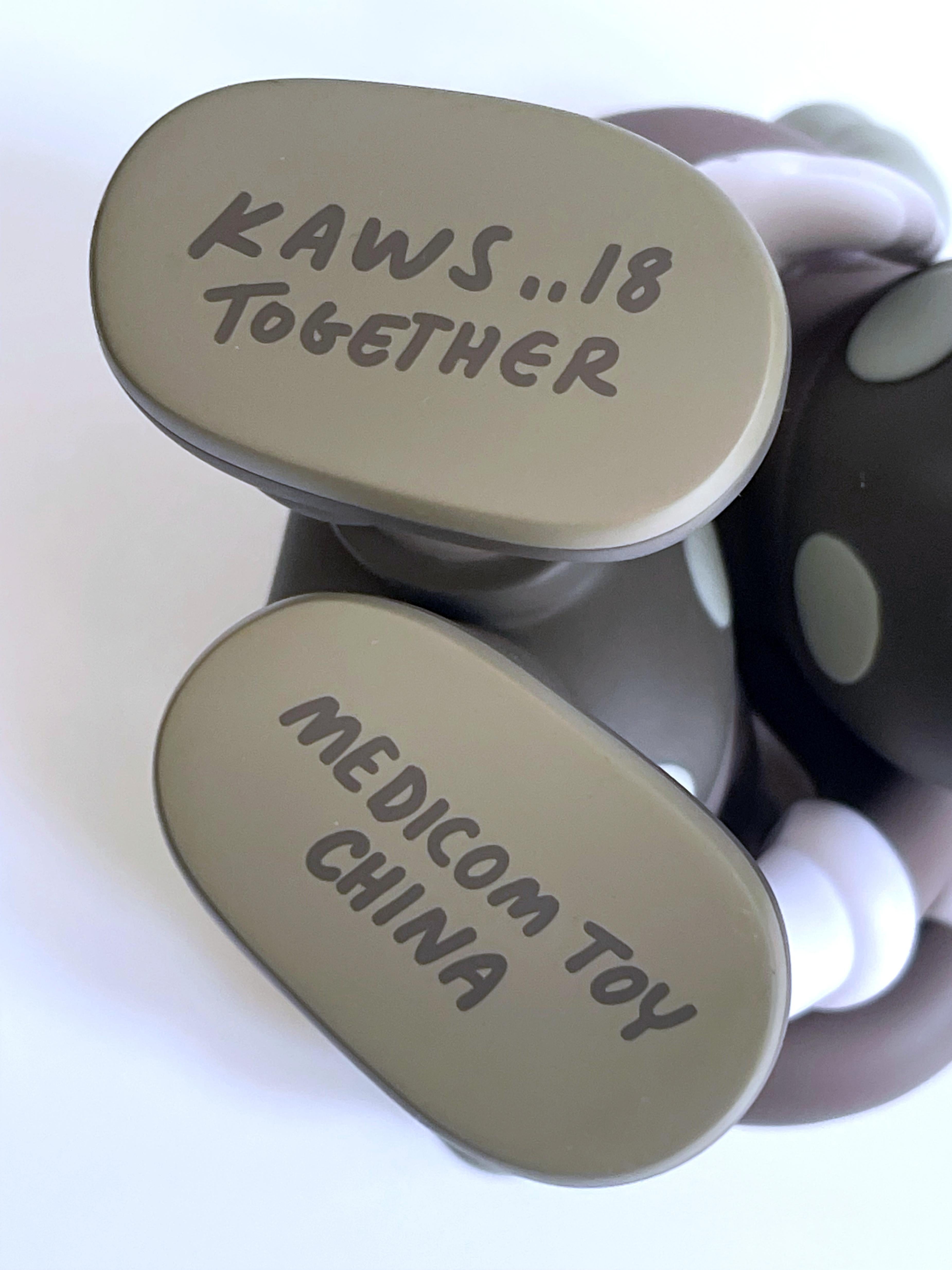 KAWS Together Companion (Marrón) - nuevo en su embalaje original con holograma en venta 7