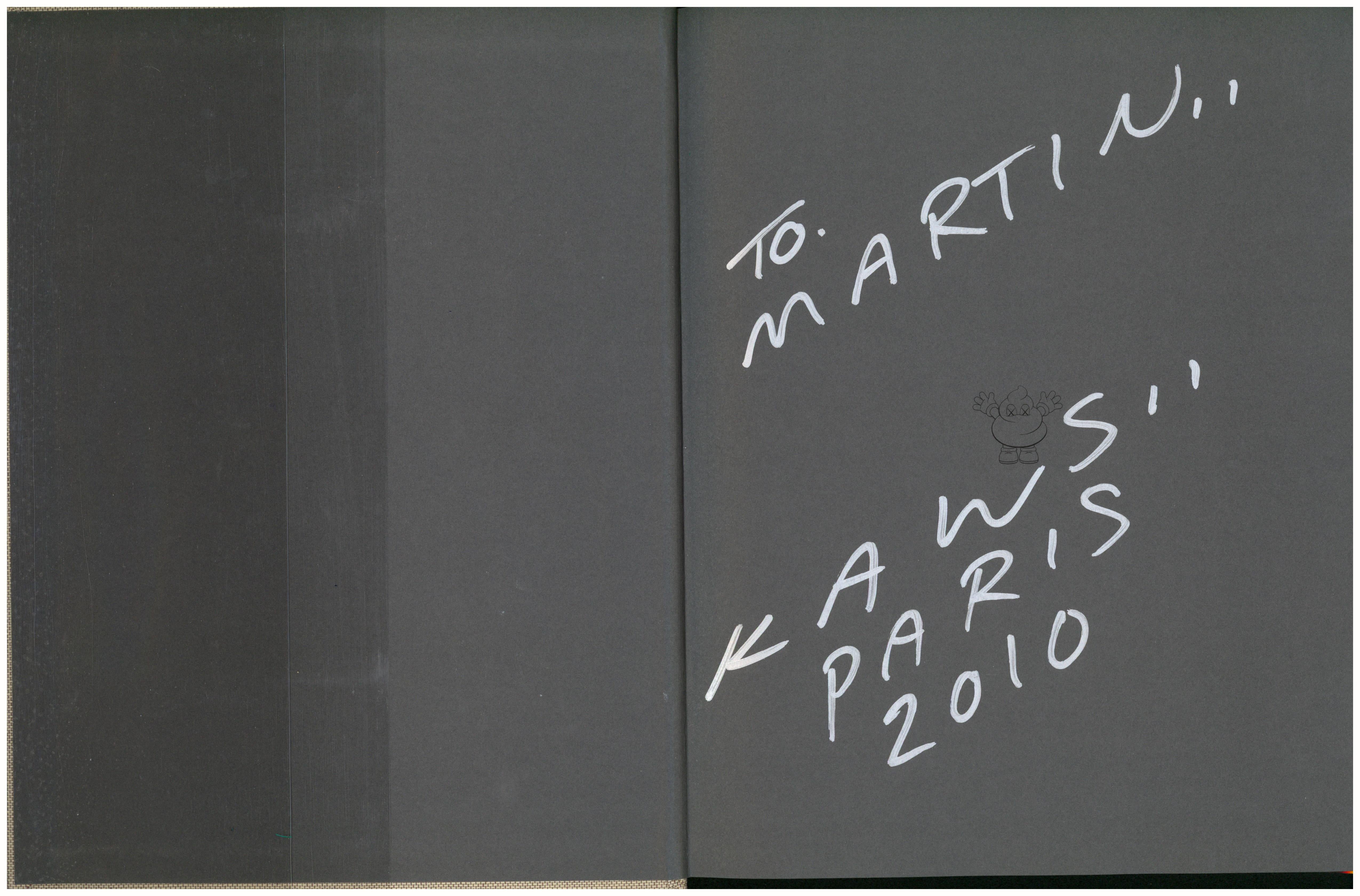 Monographie en édition limitée de KAWS, 2010, signée à la main (Colette) :
Publié avec une rare couverture en lettres bleues conçue par KAWS et exclusive à la légendaire boutique parisienne Colette, dans une édition de 200 exemplaires. Signé et