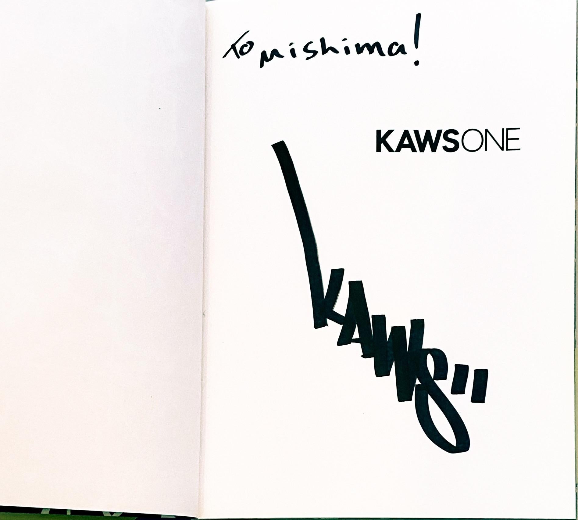 Signé KAWS ONE Artist Book 2001 : 
Rare livre d'artiste KAWS ONE signé par un graffiti à la main, Tokyo, Japon, 2001.

Une monographie rare et ancienne qui documente les 