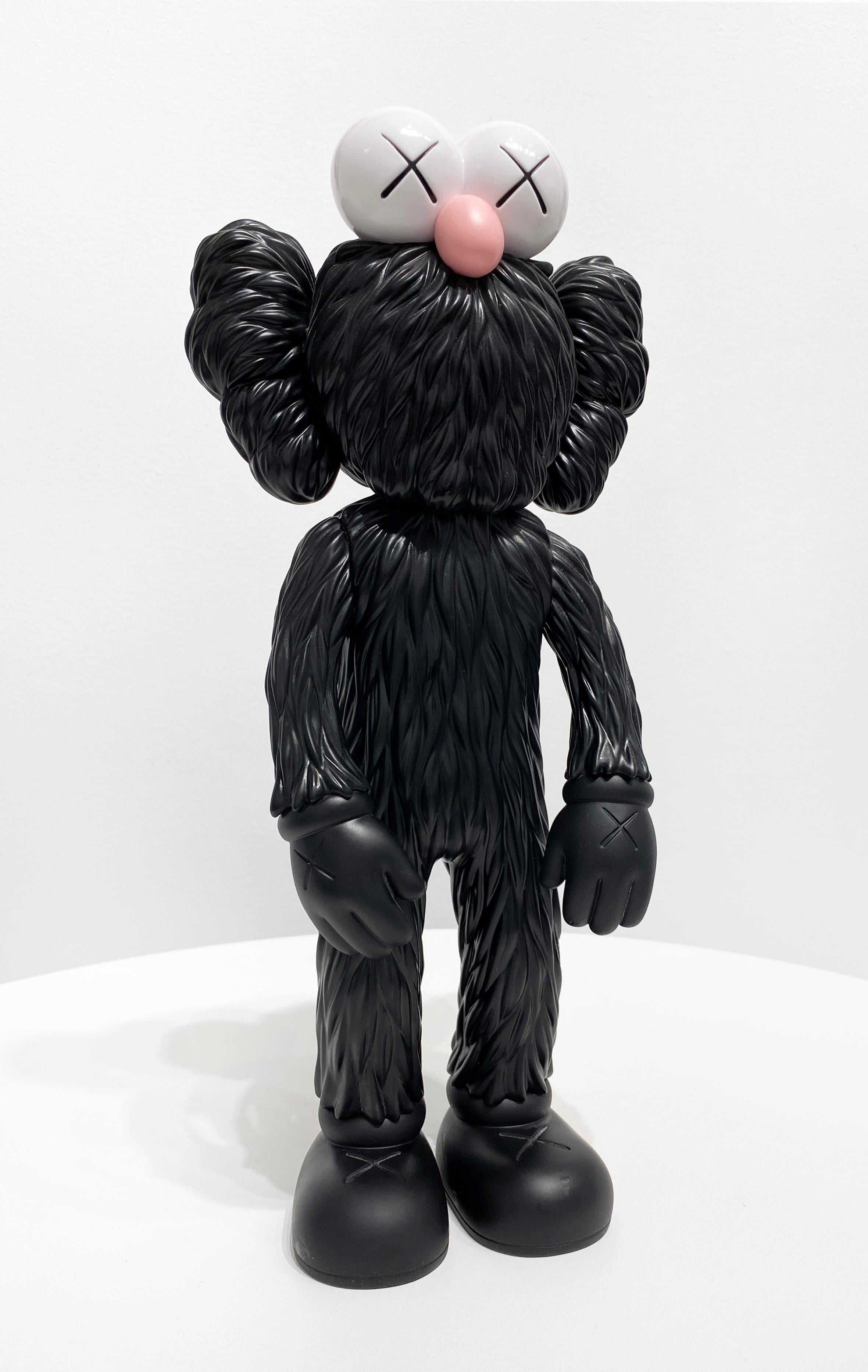 BFF (Negro) - Sculpture Contemporáneo de KAWS