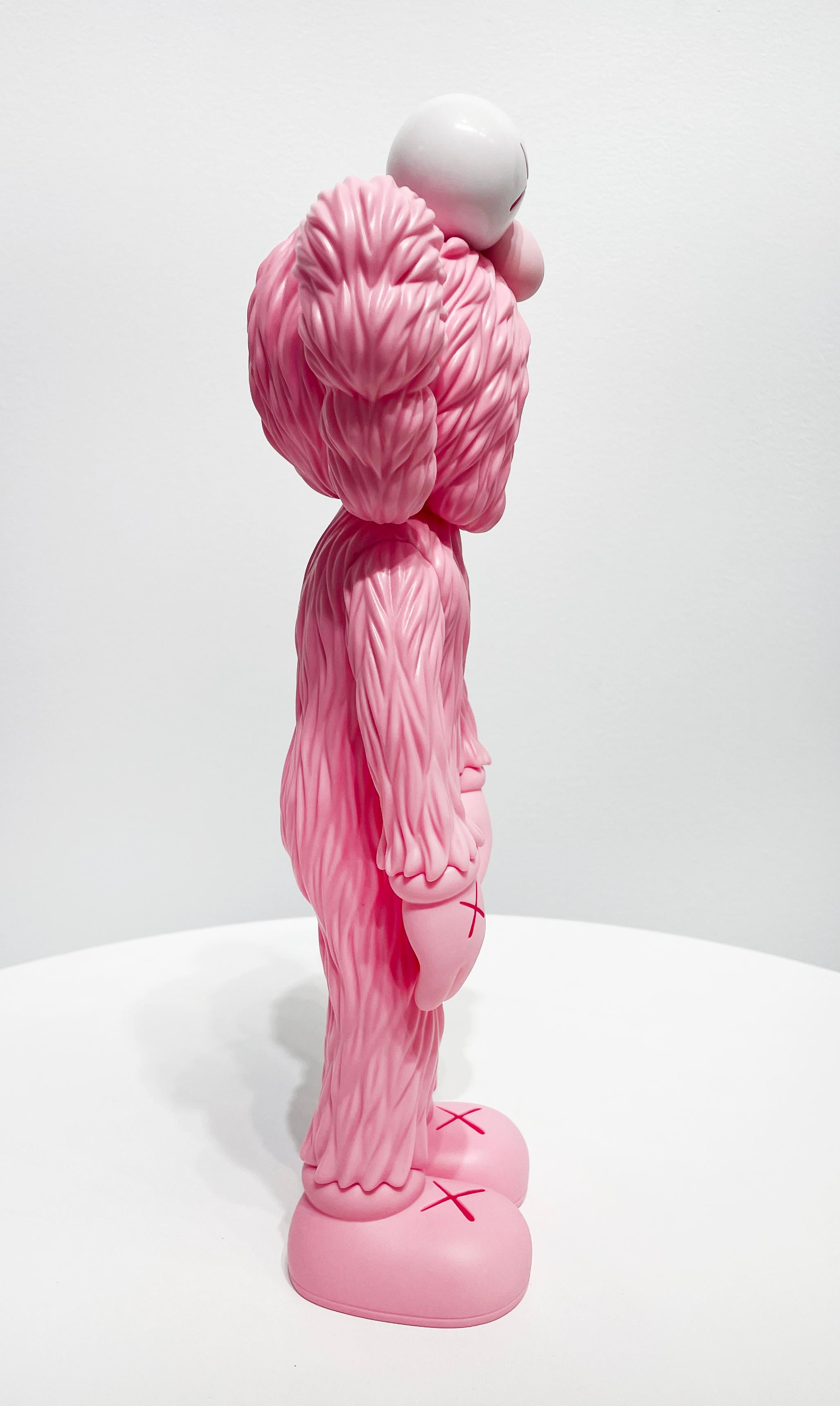 BFF (Rosa) - Sculpture Contemporáneo de KAWS