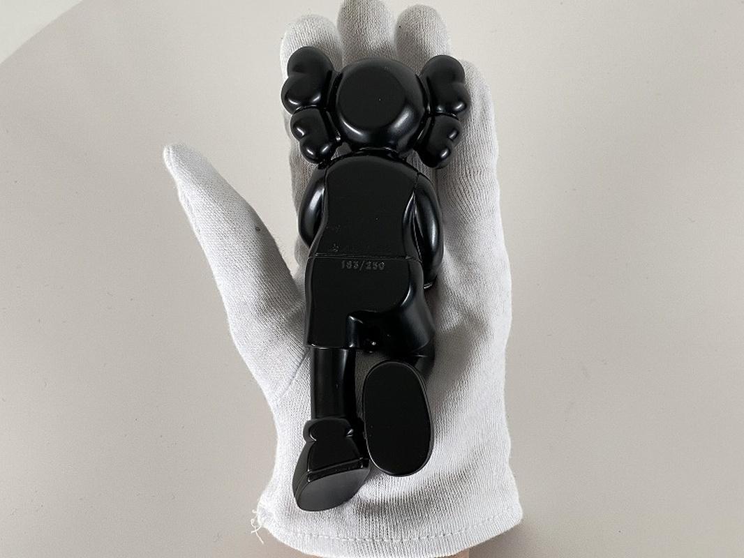 Bronze - Good Morning, 2022. Édition limitée à 250 exemplaires ; sculpture en bronze de KAWS. en vente 5