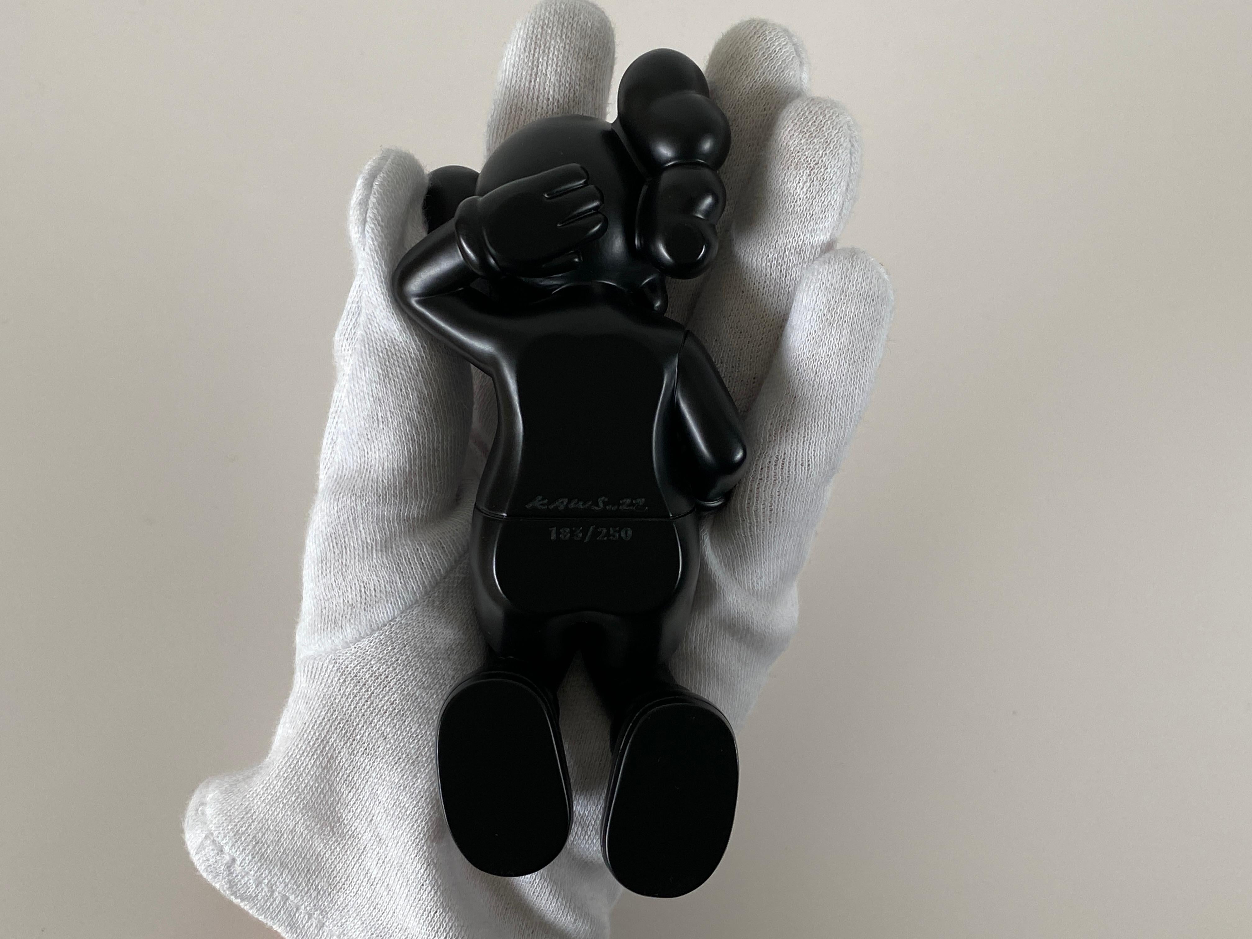 Bronce - Aquí Hoy, 2022, Edición Limitada de 250 firmada y numerada por KAWS en venta 5