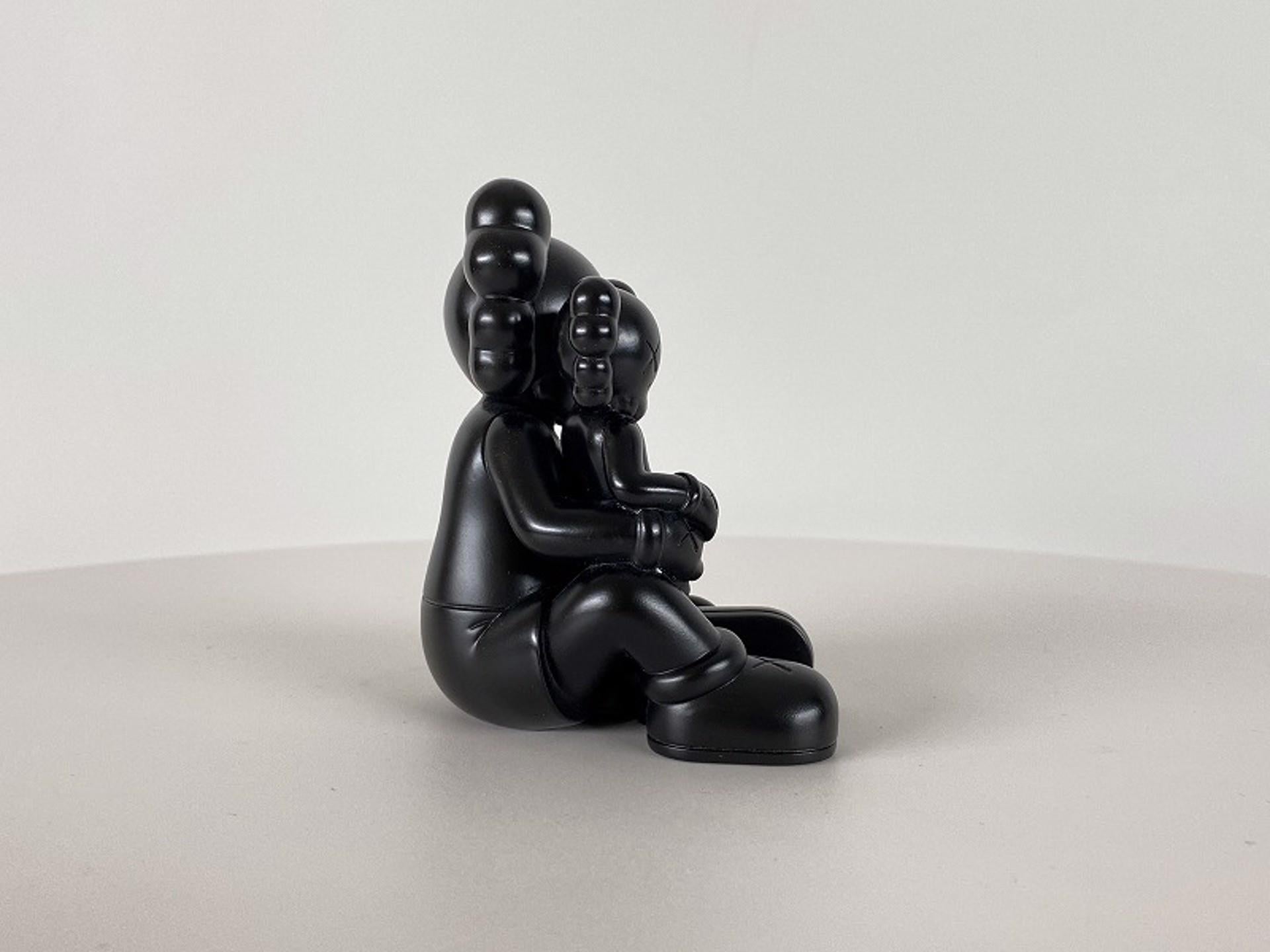 Bronze - Abri, 2022. Édition limitée à 250 exemplaires ; sculpture en bronze de KAWS. en vente 2