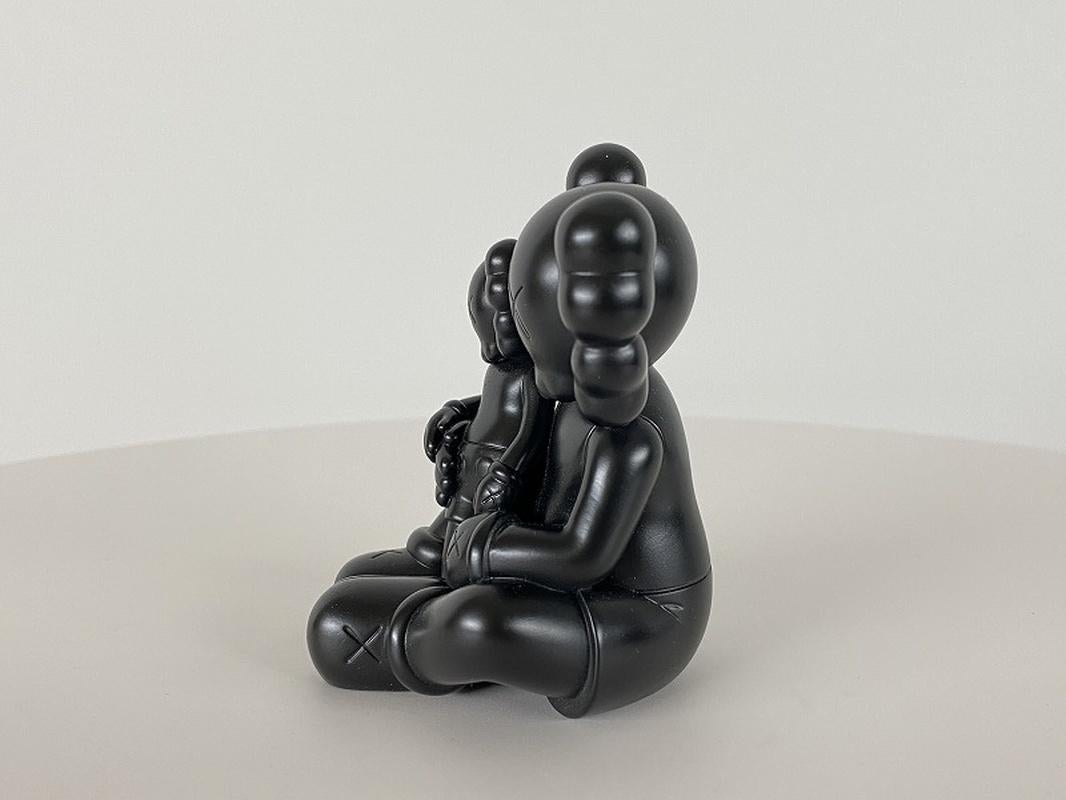 Bronze - Abri, 2022. Édition limitée à 250 exemplaires ; sculpture en bronze de KAWS. en vente 4