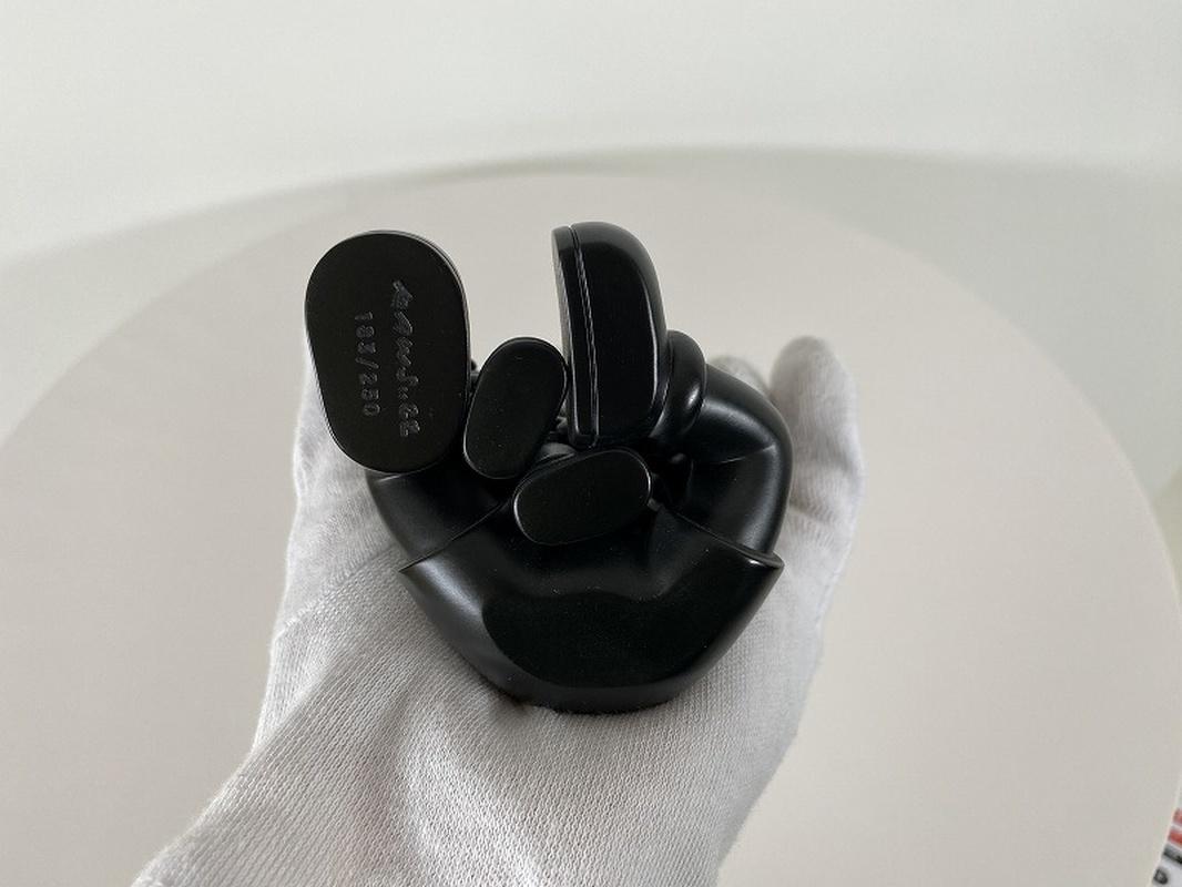 Bronze - Abri, 2022. Édition limitée à 250 exemplaires ; sculpture en bronze de KAWS. en vente 5