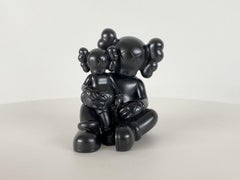 Bronzo - Shelter, 2022. Edizione limitata di 250 esemplari; scultura in bronzo di KAWS.