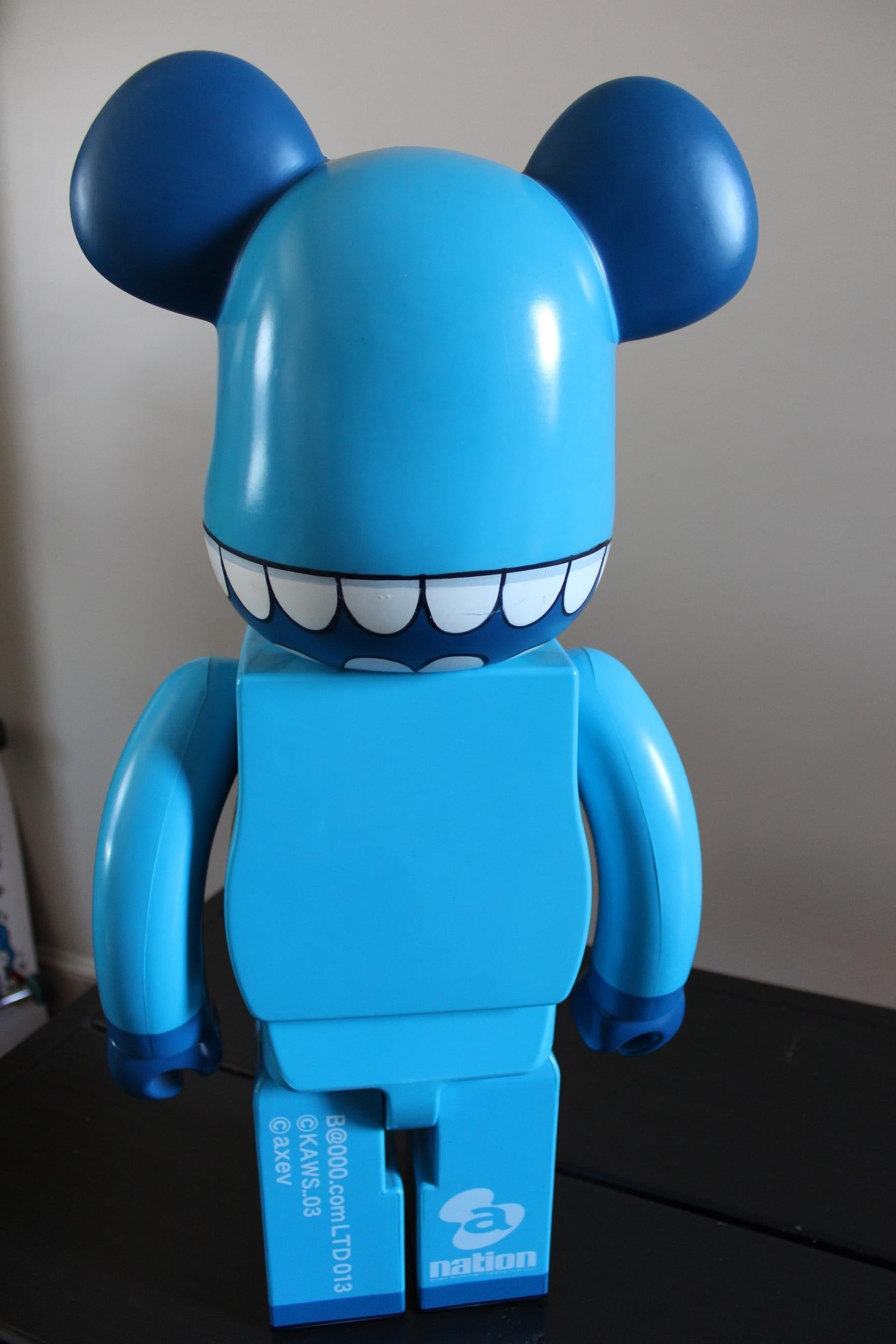Chomper Bearbrick 1000% - Sculpture Contemporaneo di KAWS