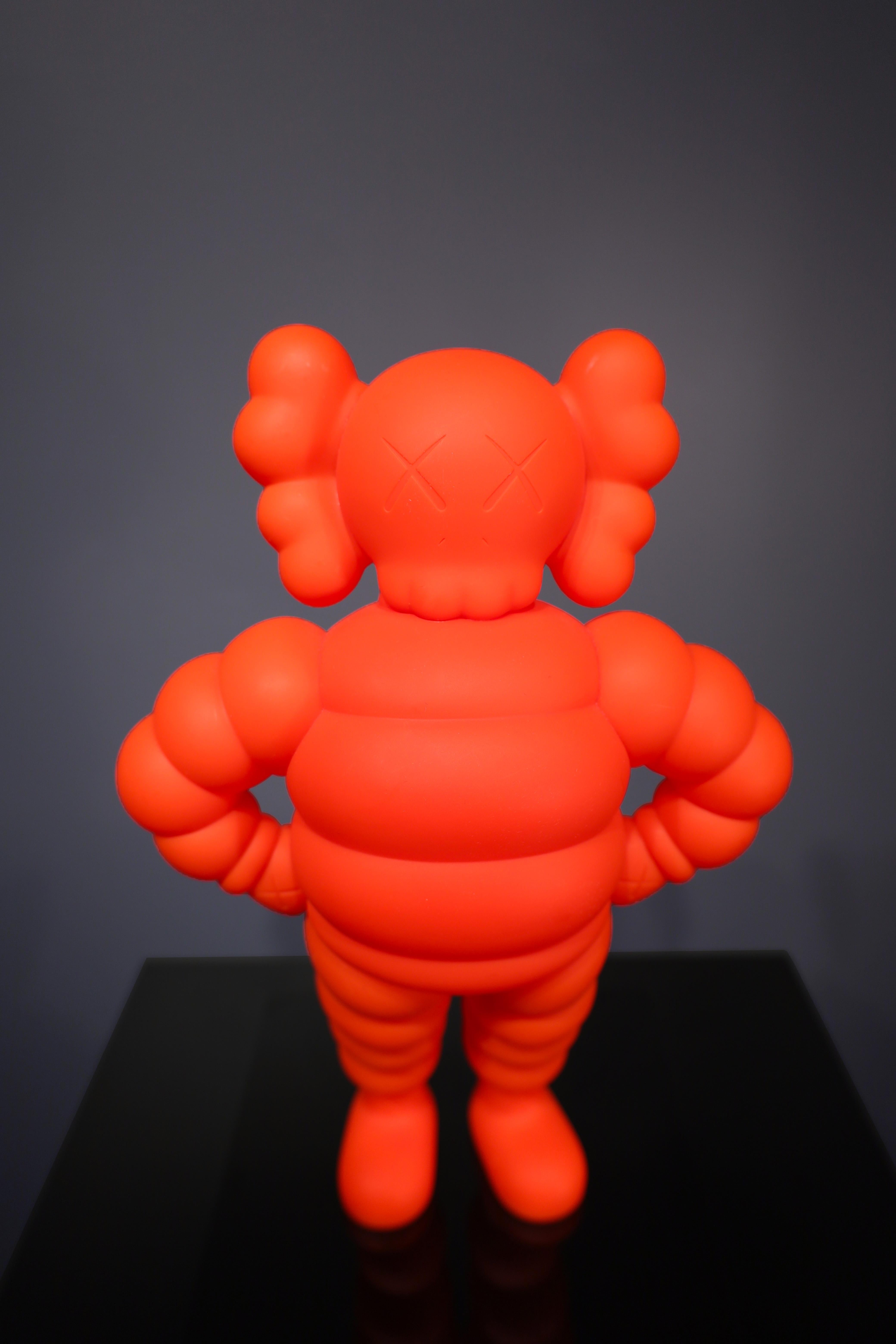 DIE 'KAWS: CHUM Orange' Vinylfigur ist ein leuchtend orangefarbenes Vinyl- und Kunstharzspielzeug, das in einer dynamischen Superman-Stellung posiert. Die Figur ist eine wunderbare Ergänzung für jede Oberfläche und kann Farbe und Verspieltheit in