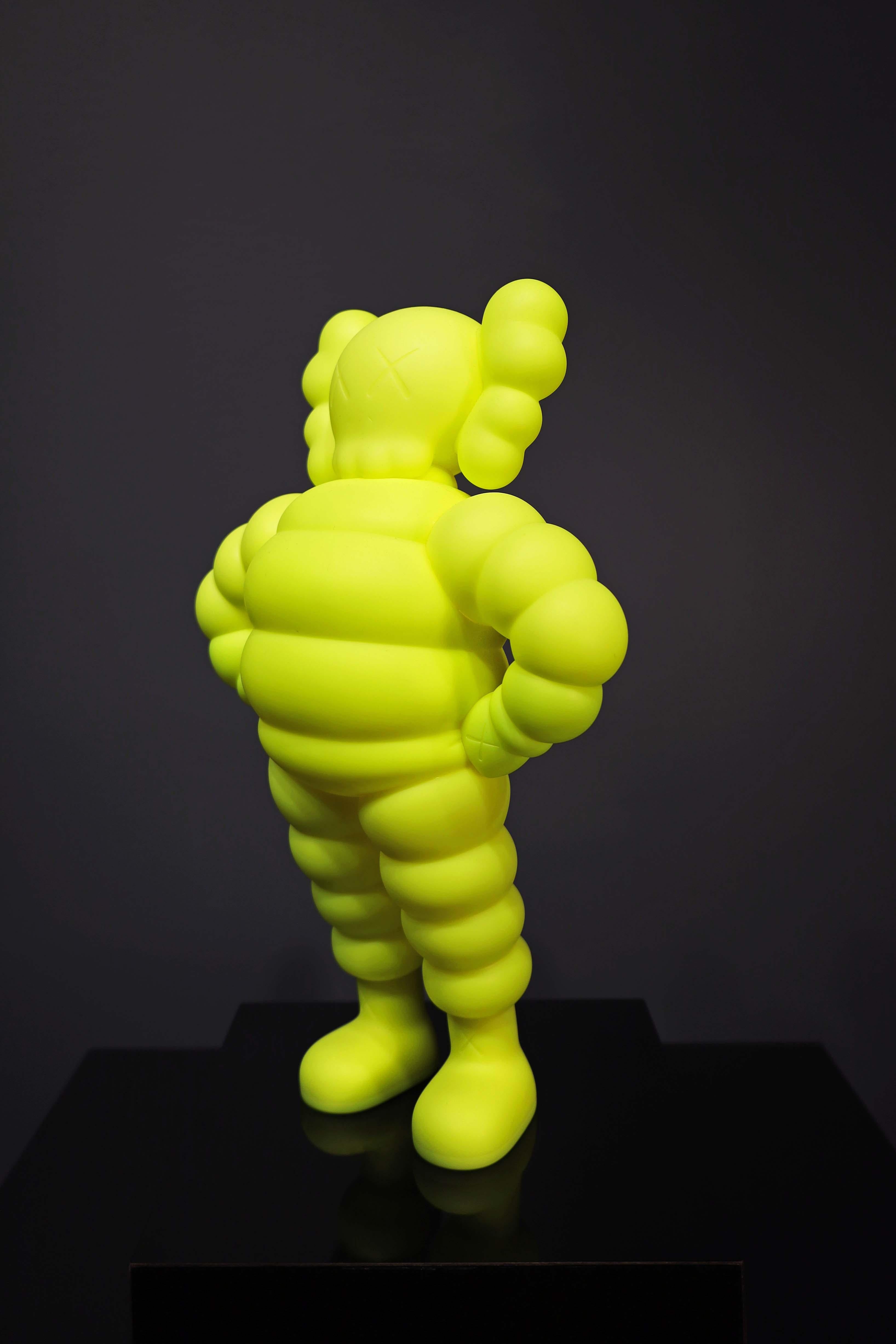 Figure en vinyle jaune «CHUM », 2023 - Contemporain Art par KAWS