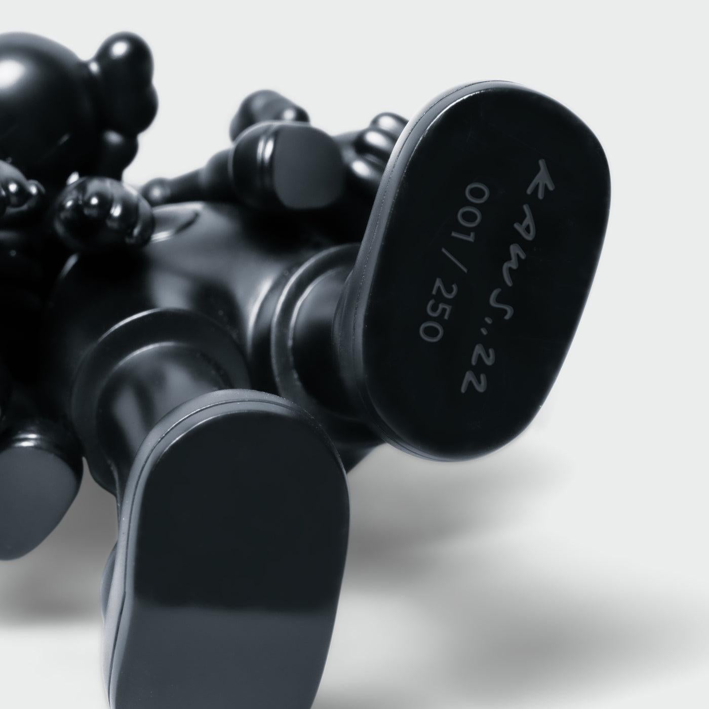 table rase - Sculpture de KAWS