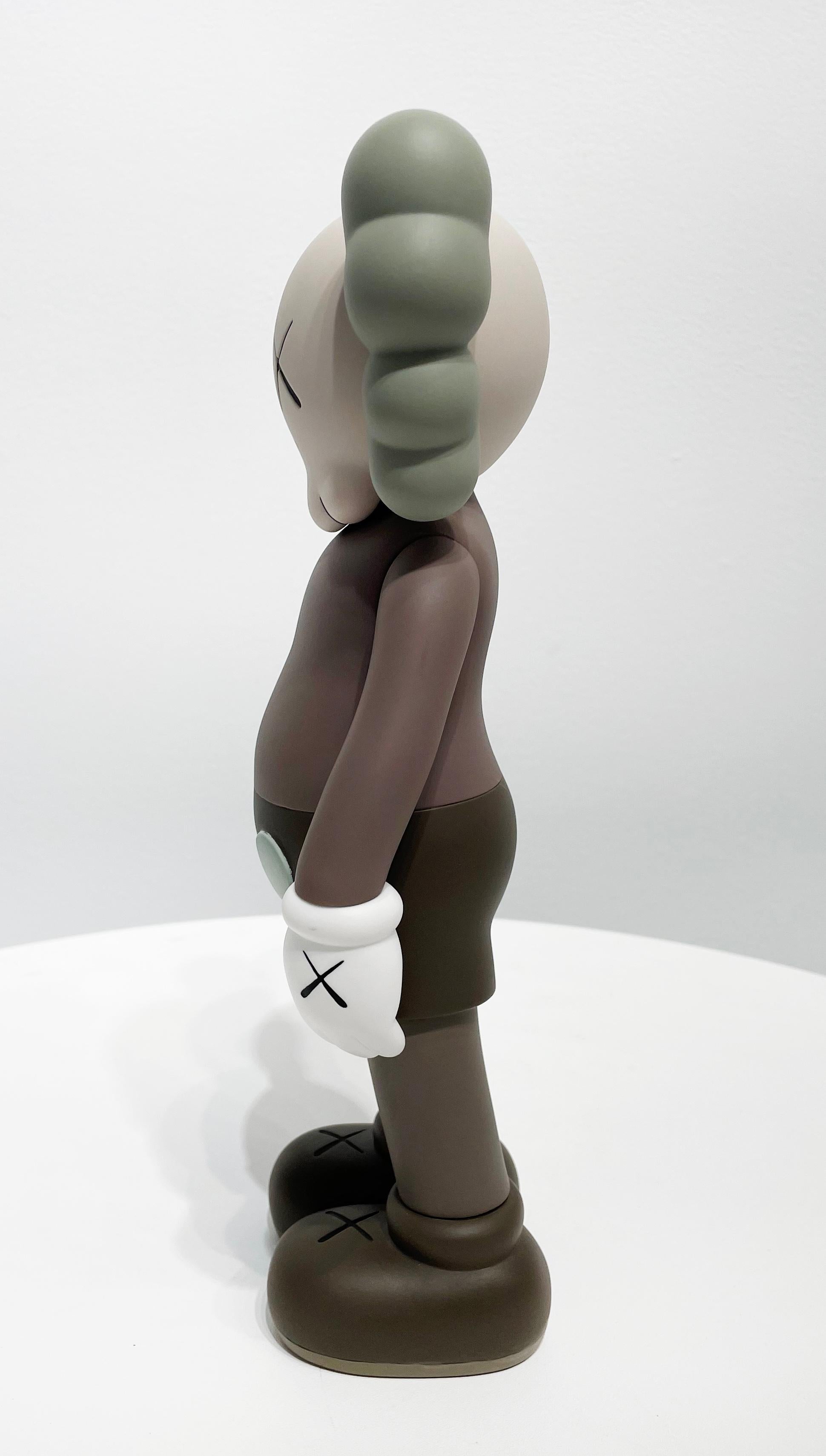 Compañero (Marrón) - Sculpture Contemporáneo de KAWS