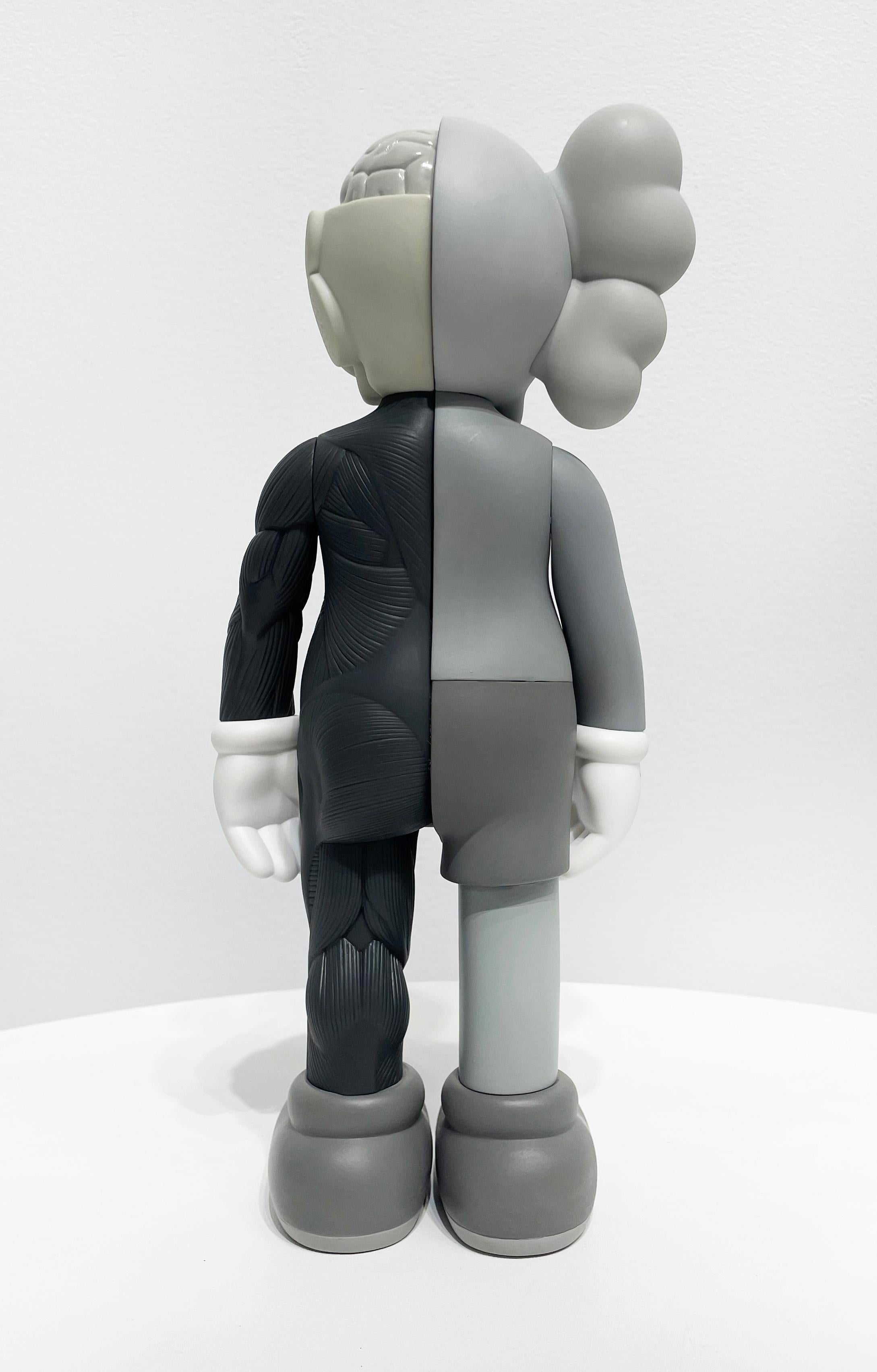Compañero Desollado (Gris) - Sculpture Contemporáneo de KAWS