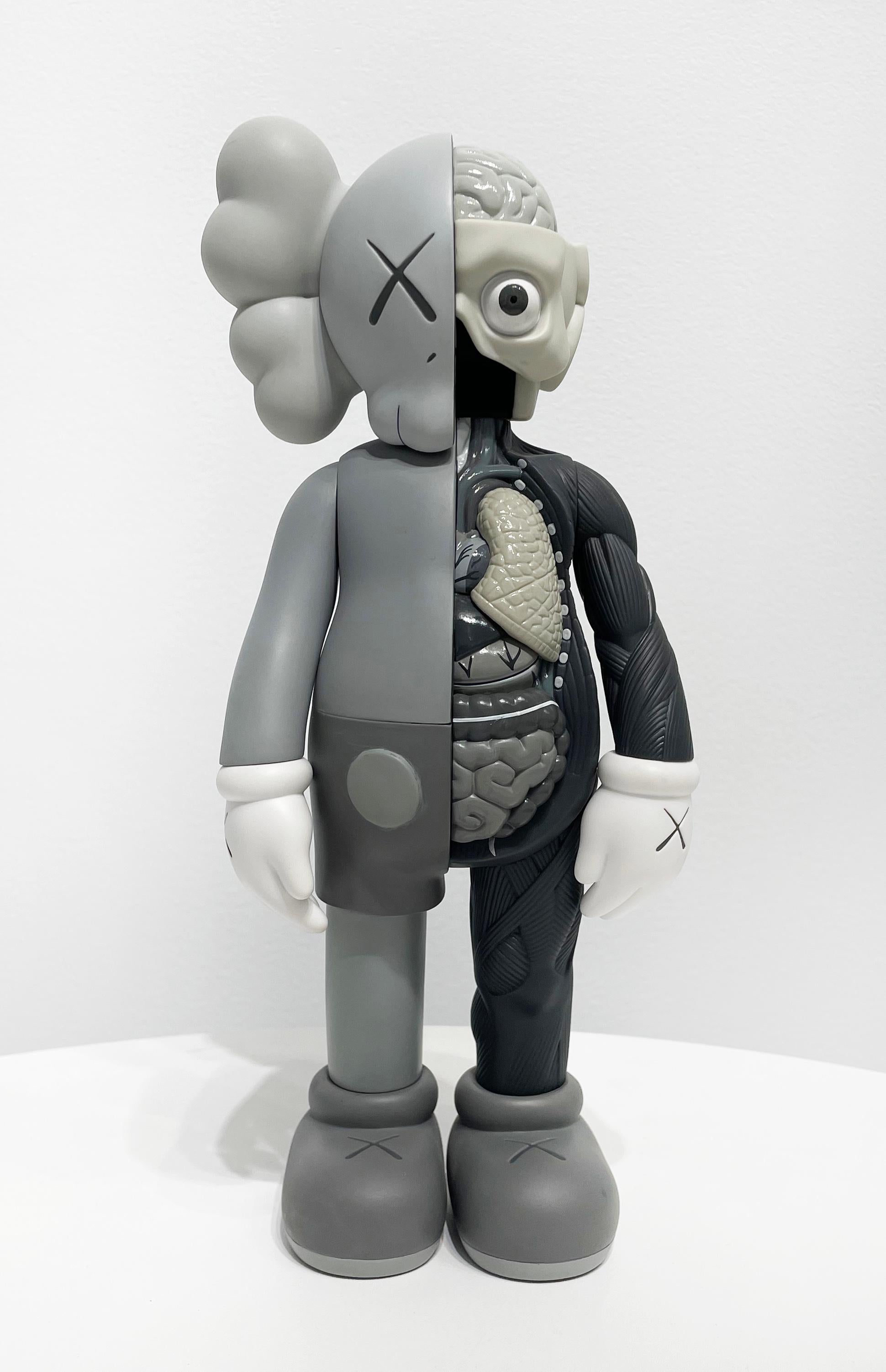 Compañero Desollado (Gris) - Sculpture de KAWS