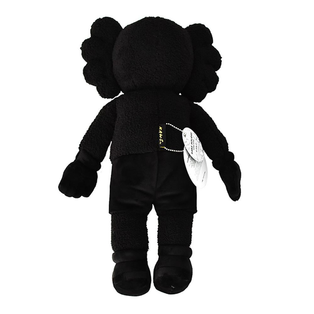 Peluche Icónico Kaws Compañero en Negro.. Imprescindible para el hogar moderno: expuesta en el sofá, descansando en una silla o en una estantería, es un tema de conversación.
Edición limitada de Peluche Negro.
Lanzado para la colección Holiday Hong