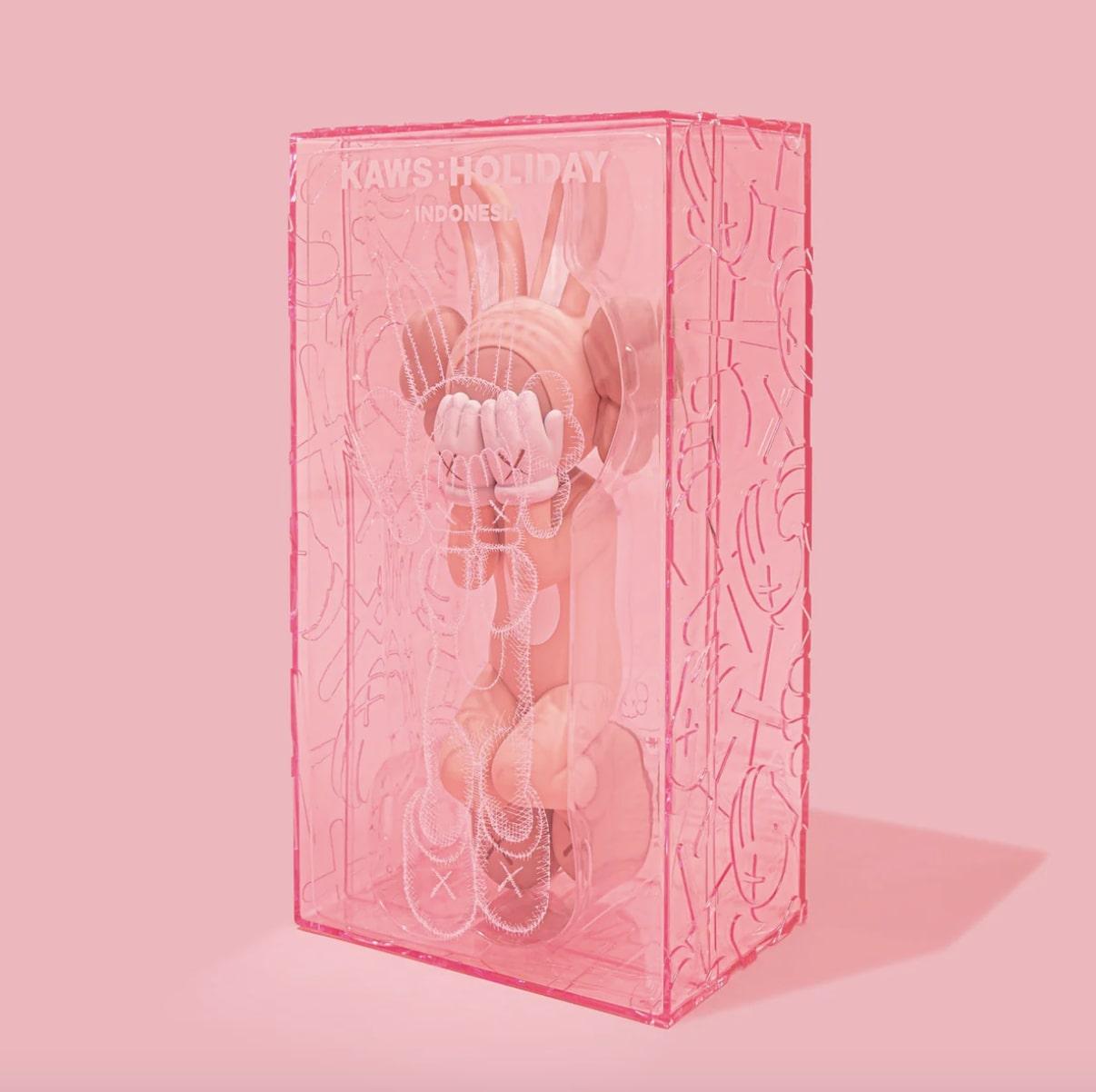 HOLIDAY INDONESIA - Figure ACCOMPLICE (rose) - Rose Figurative Sculpture par KAWS