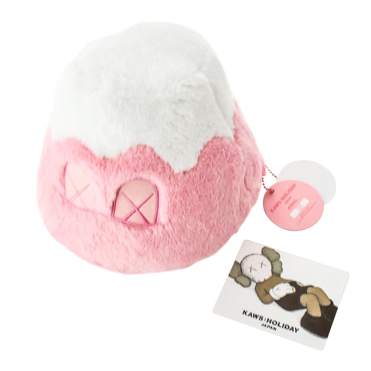 Peluche super cool du Mont Fuji en rose... Le must de la maison moderne. Exposé sur un canapé, une chaise ou sur une étagère, c'est un objet de conversation.
Edition limitée à partir de 2019.
Sortie à l'occasion de l'exposition en plein air de KAWS
