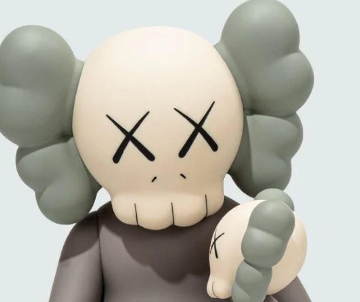Vacances, Thaïlande. Marron Par KAWS en vente 3