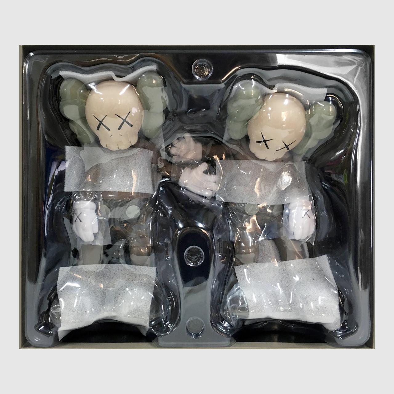 Along the Way (Brown)
Date of creation: 2019
Medium: Sculpture
Media: Vinyl
Edition: Unknown and sold out
Size: 26.7 x 23 x 12.7 cm
Observations: Vinyl sculpture published in 2019 by KAWS/ORIGINALFAKE & Medicom Toys. Sent inside its original box. 