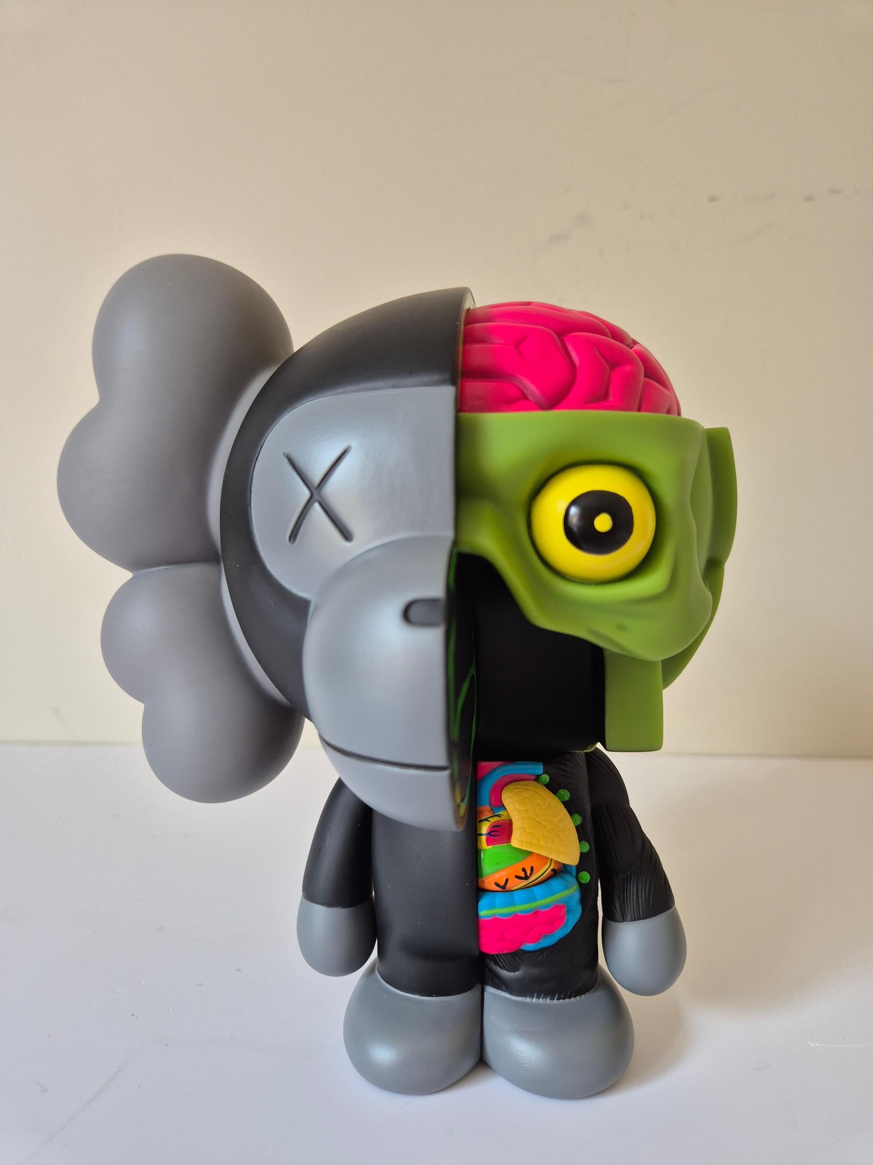KAWS BAPE Milo disséqué (Noir)
2011
Résine coulée peinte
Taille : 19 x 16,5 cm
Estampillé sur le dessous des pieds
Livré avec la boîte d'origine

KAWS Dissected Milo est né d'une collaboration entre le collectionneur de KAWS Nigo et sa marque
