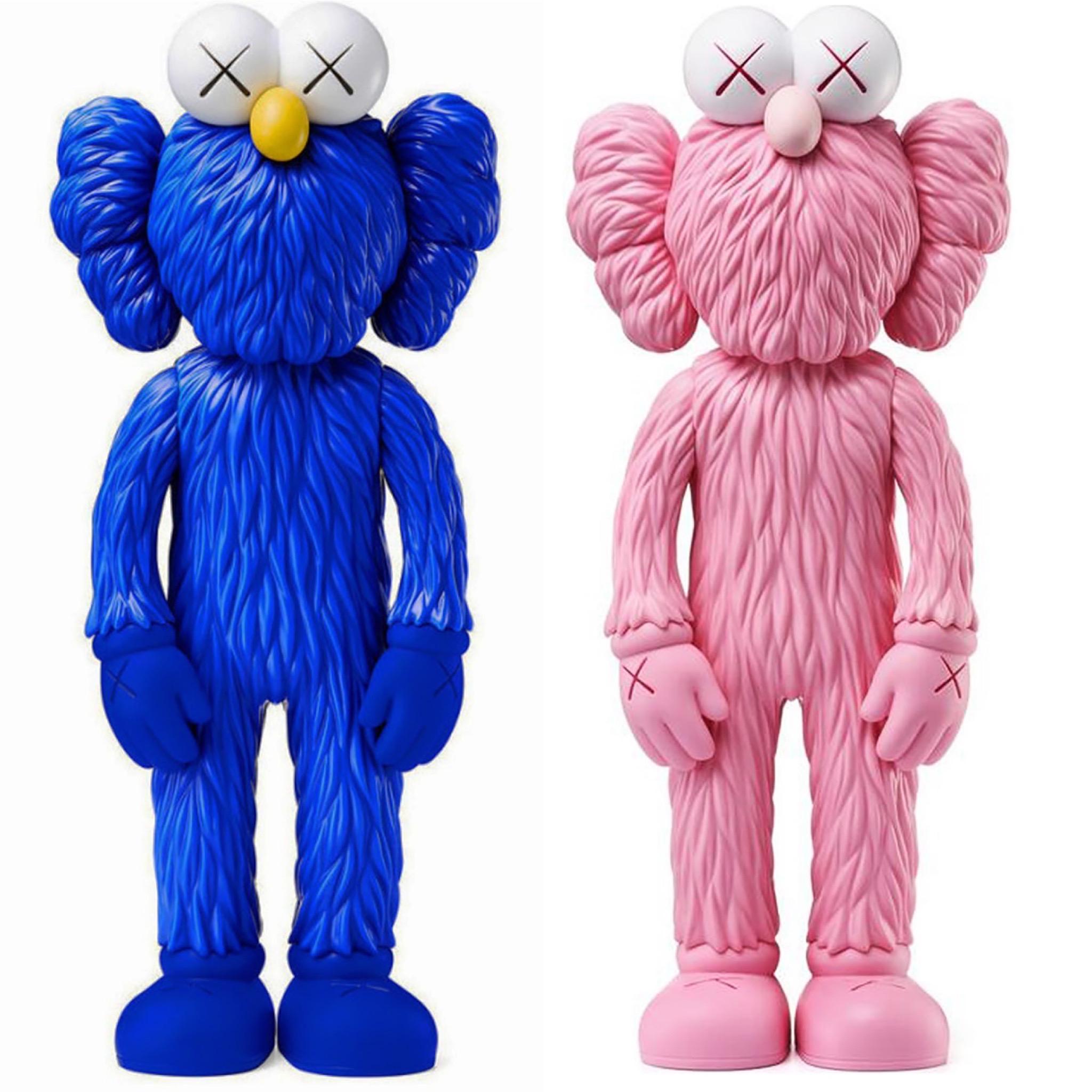 KAWS BFF Blue & Pink (lot de 2), neufs, non ouverts dans leur emballage d'origine. 
KAWS BFF est une œuvre bien accueillie et une variation de la sculpture à grande échelle de KAWS dans le quartier de Playa Vista à Los Angeles. 

Médium : Peinture