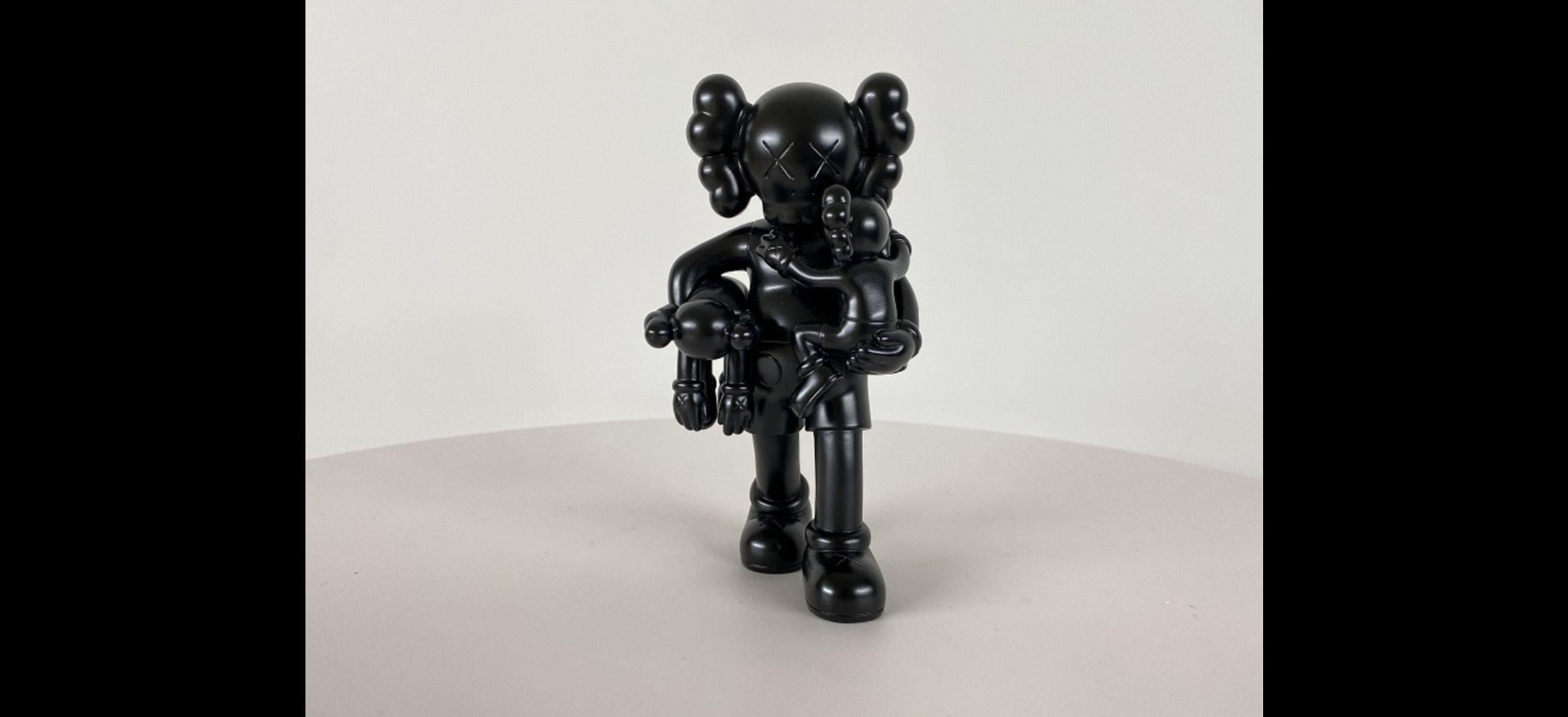 KAWS

Bronze - Clean Slate, 2022

Bronze

5 3/5 × 3 × 2 9/10 in  14.2 × 7.6 × 7.4 cm

Edition 140/250

Signature and Date engraved into the base of the foot 

Mint Condition

Signed, dated and numbered on the underside. Accompanied by the original